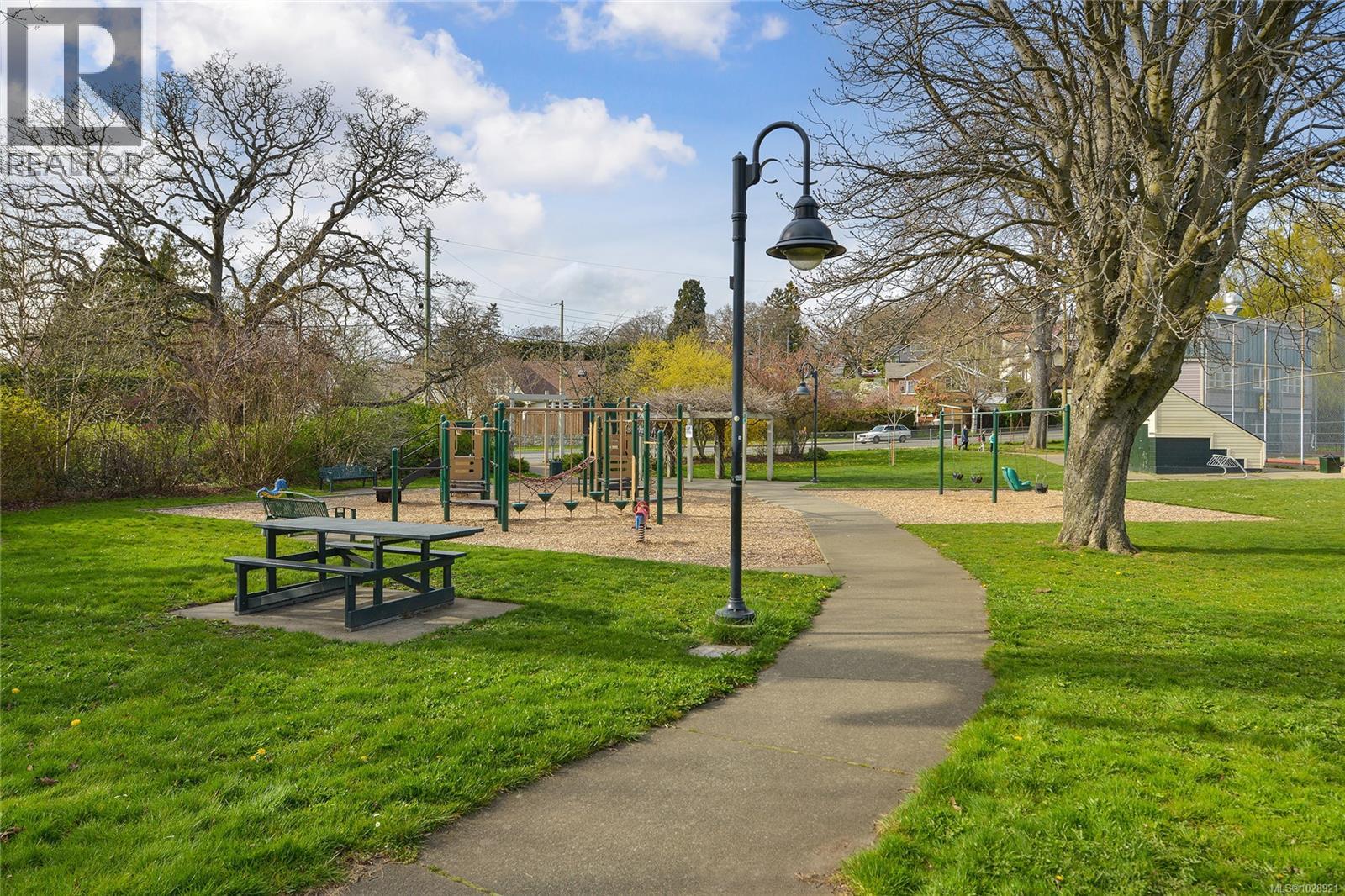 406 1301 Hillside Ave, Victoria