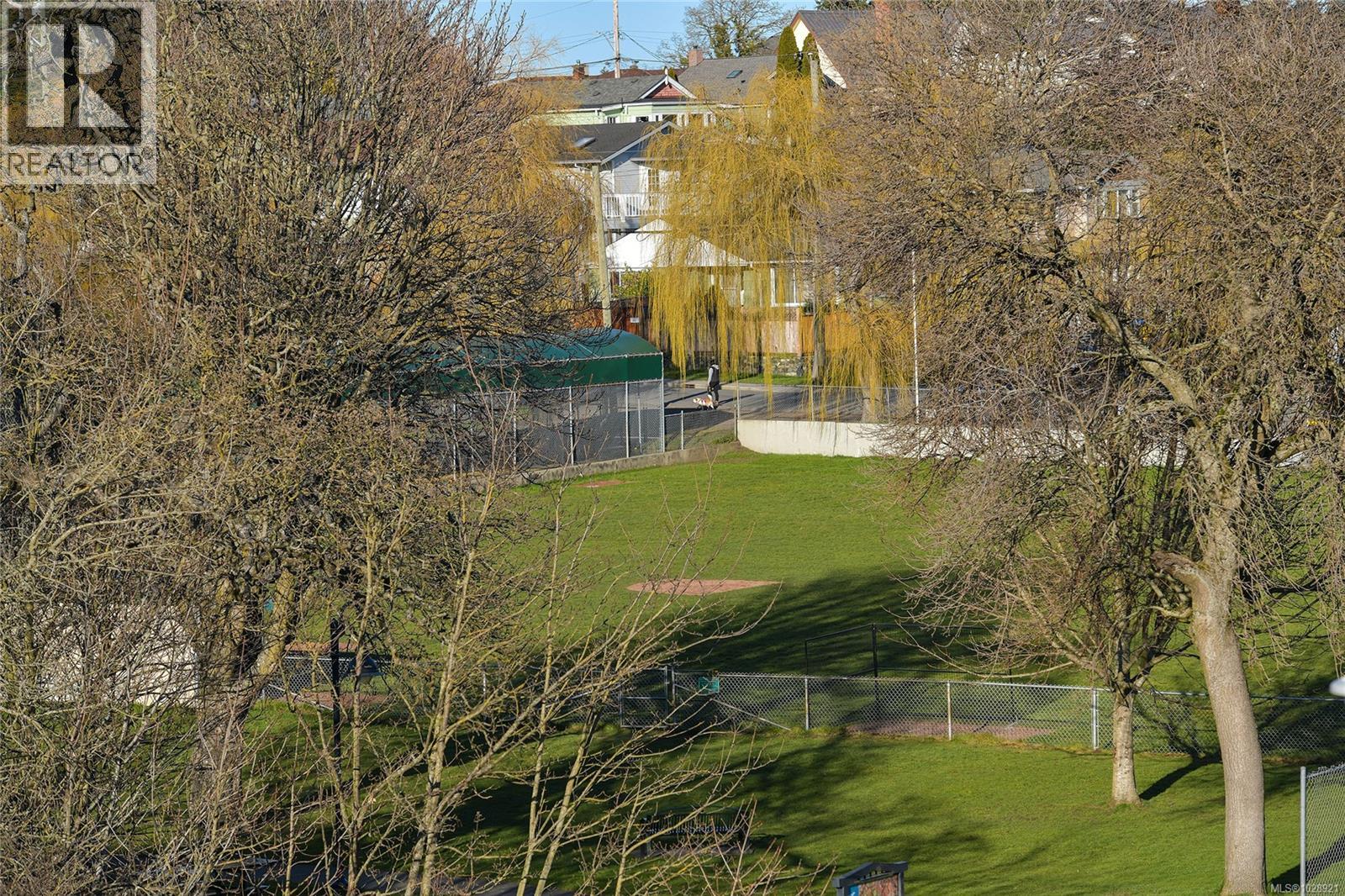 406 1301 Hillside Ave, Victoria