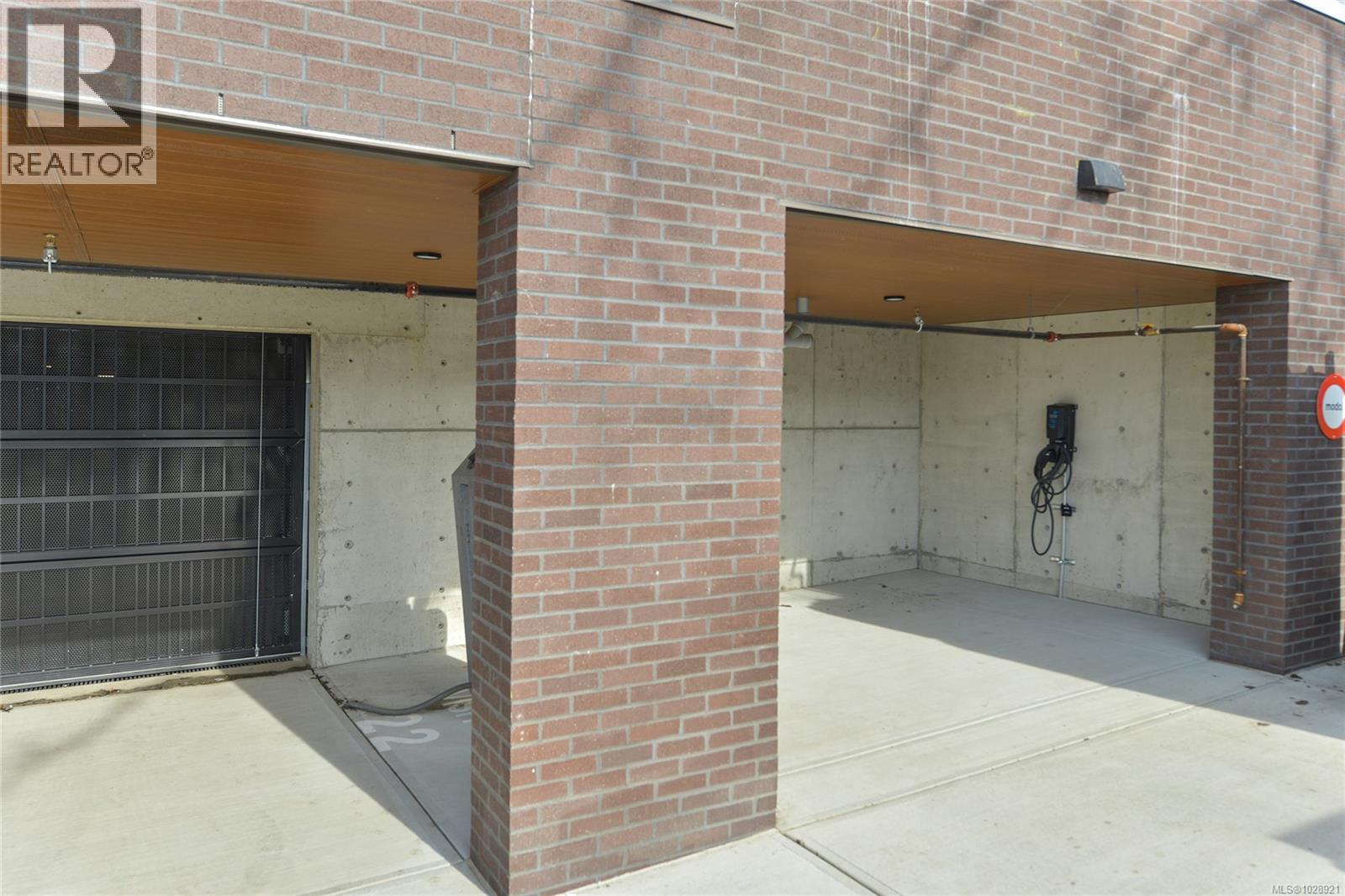 406 1301 Hillside Ave, Victoria