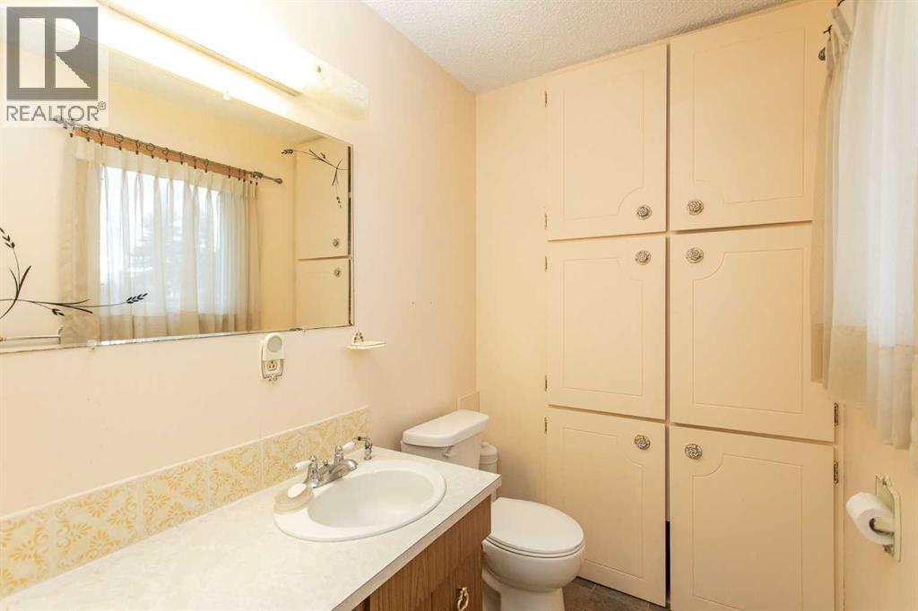 5616 53 Avenue, Lacombe