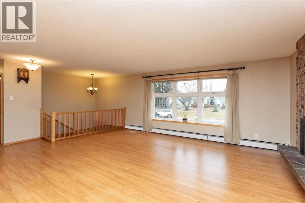 5616 53 Avenue, Lacombe