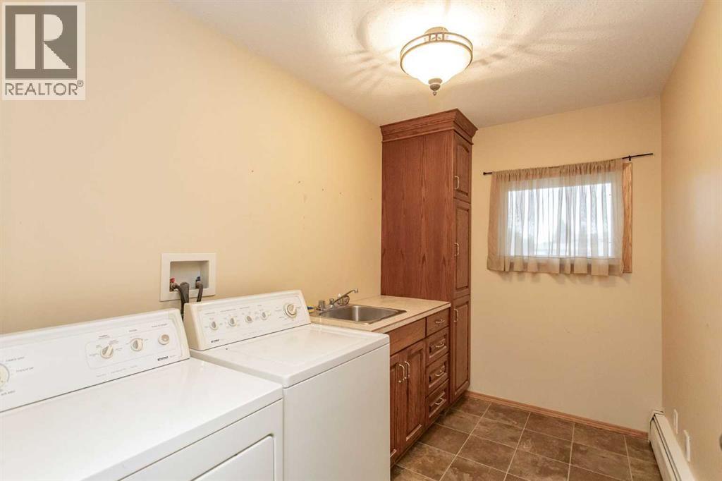 5616 53 Avenue, Lacombe