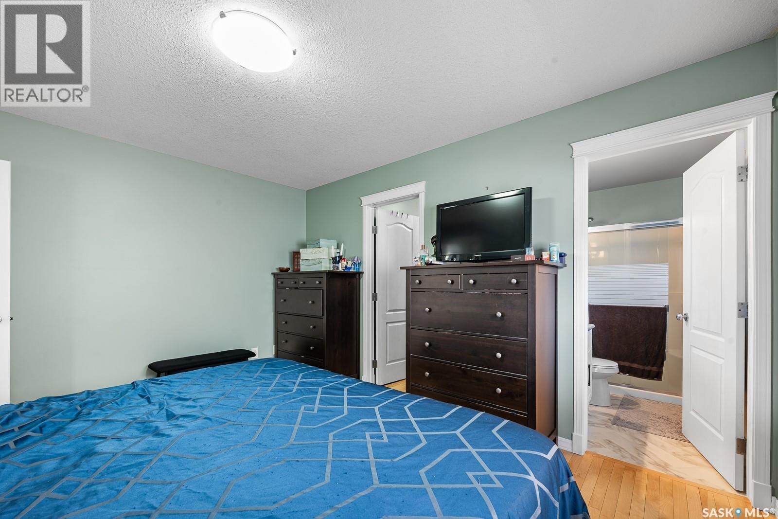 Single Family House Bi-level for Sale in  St James ROAD Regina 