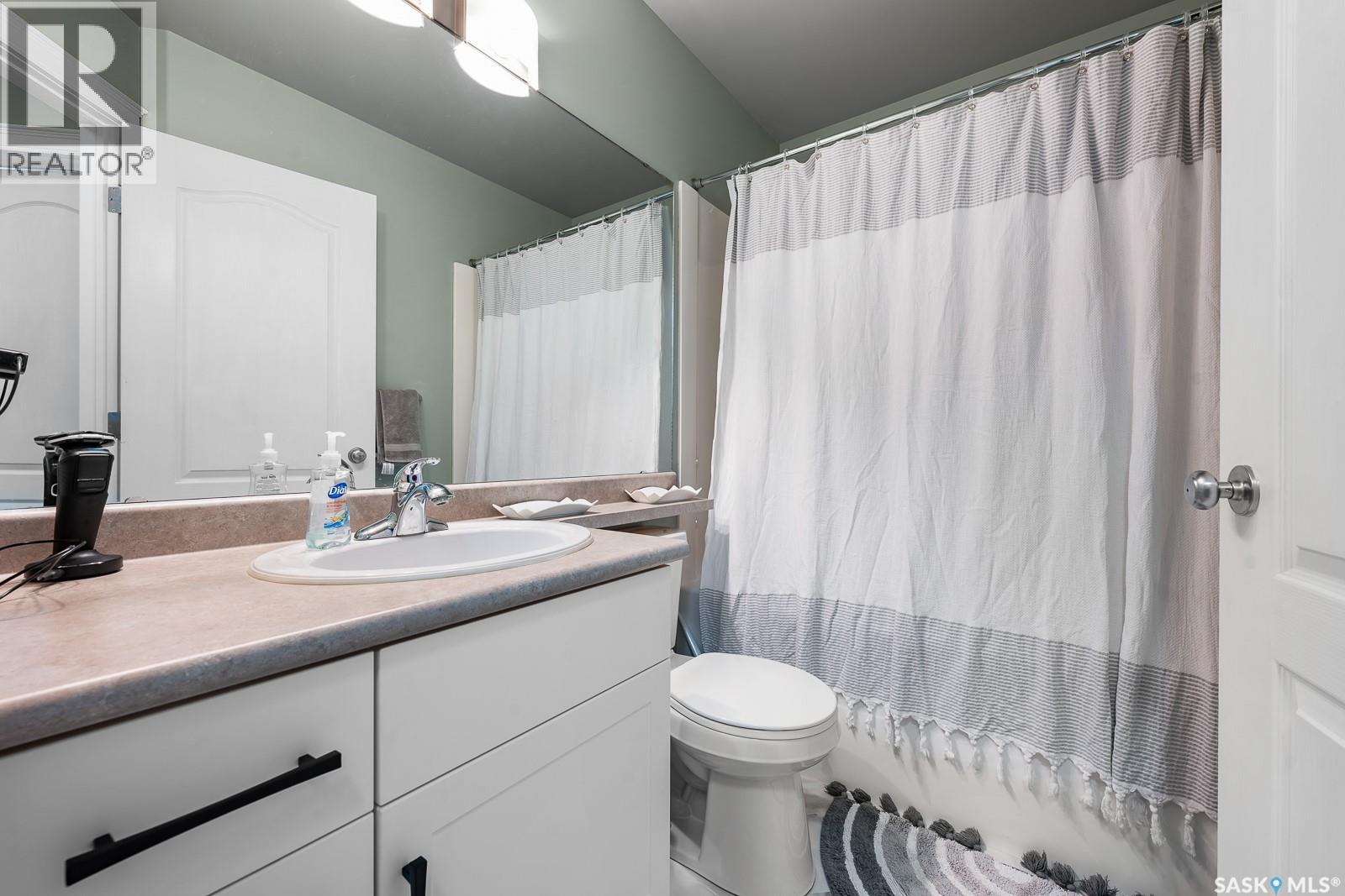 Single Family House Bi-level for Sale in  St James ROAD Regina 