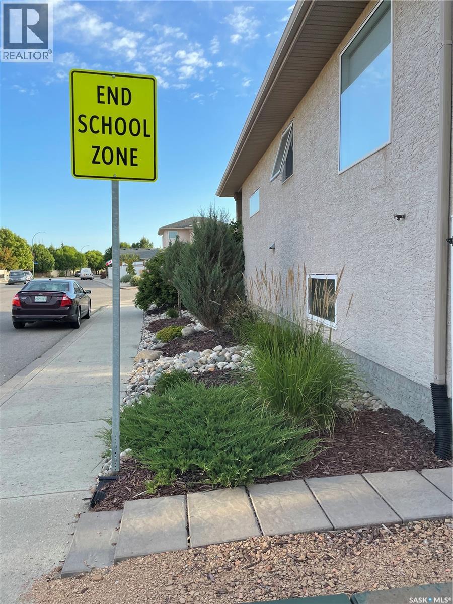 Single Family House Bi-level for Sale in  St James ROAD Regina 