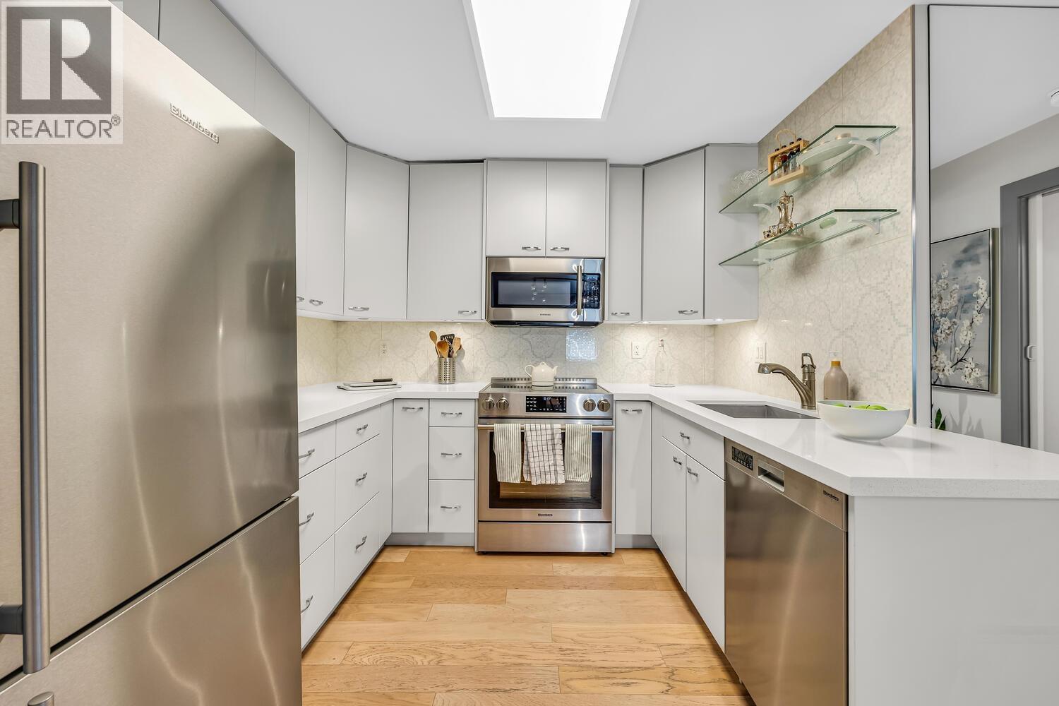 302 3461 CURLE Avenue - photo 2