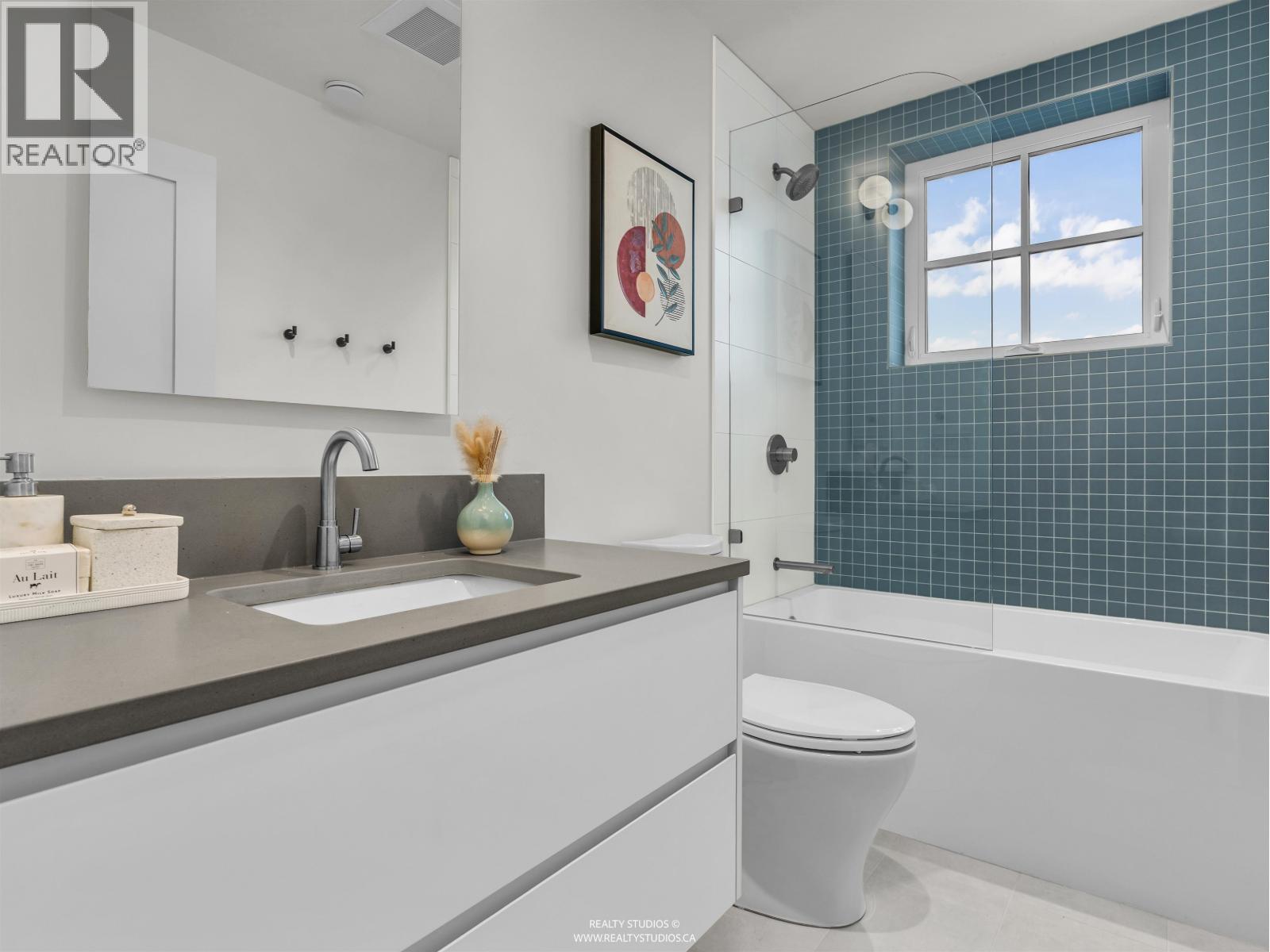 108 W 18TH AVENUE, Vancouver