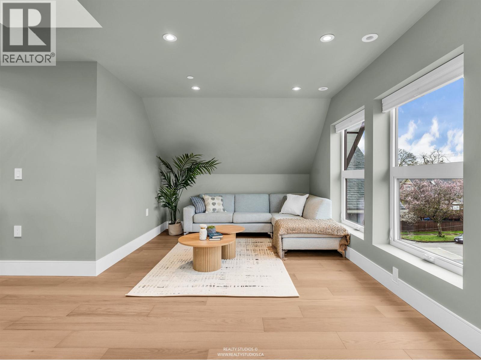 108 W 18TH AVENUE, Vancouver