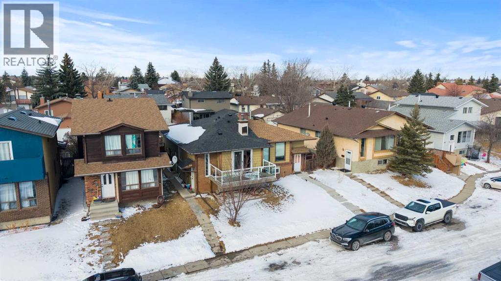 Single Family House Bi-level for Sale in  Templeson Crescent NE Temple Calgary 