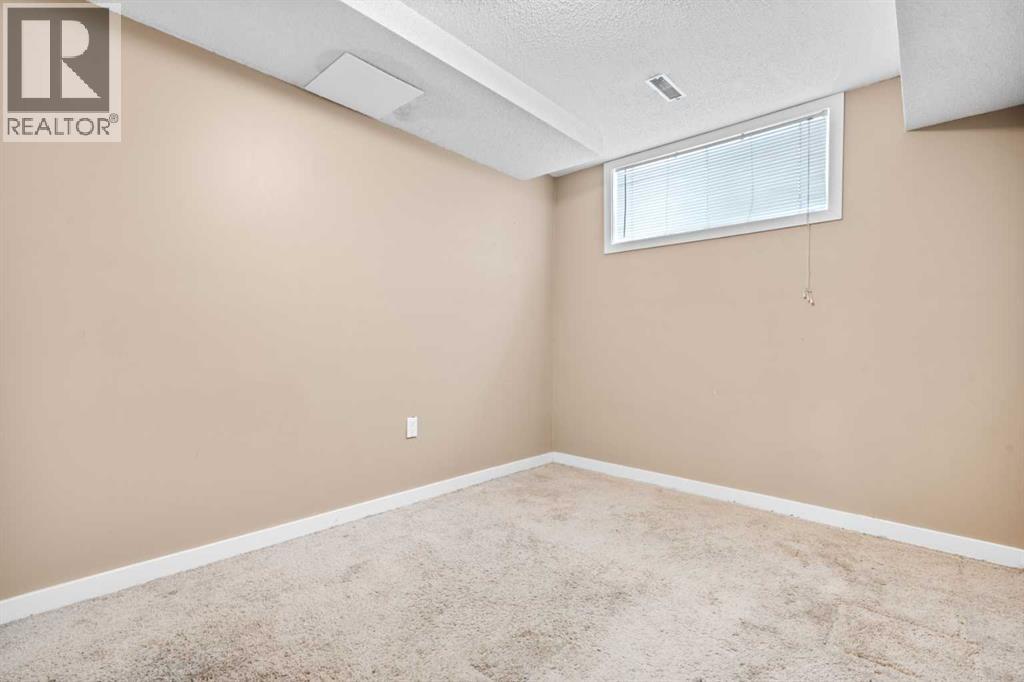 Single Family House Bi-level for Sale in  Templeson Crescent NE Temple Calgary 