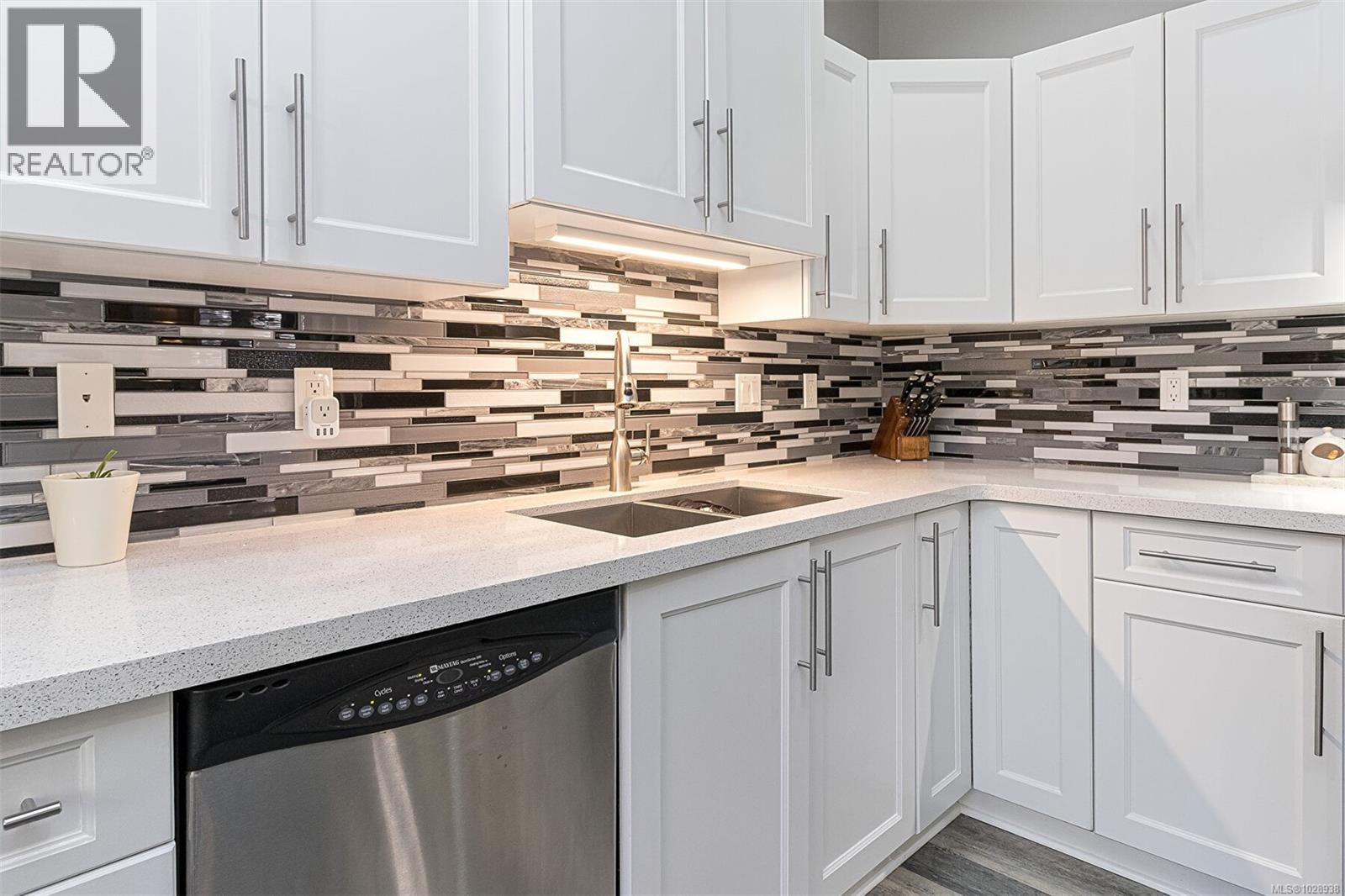 4 15 Helmcken Rd, View Royal