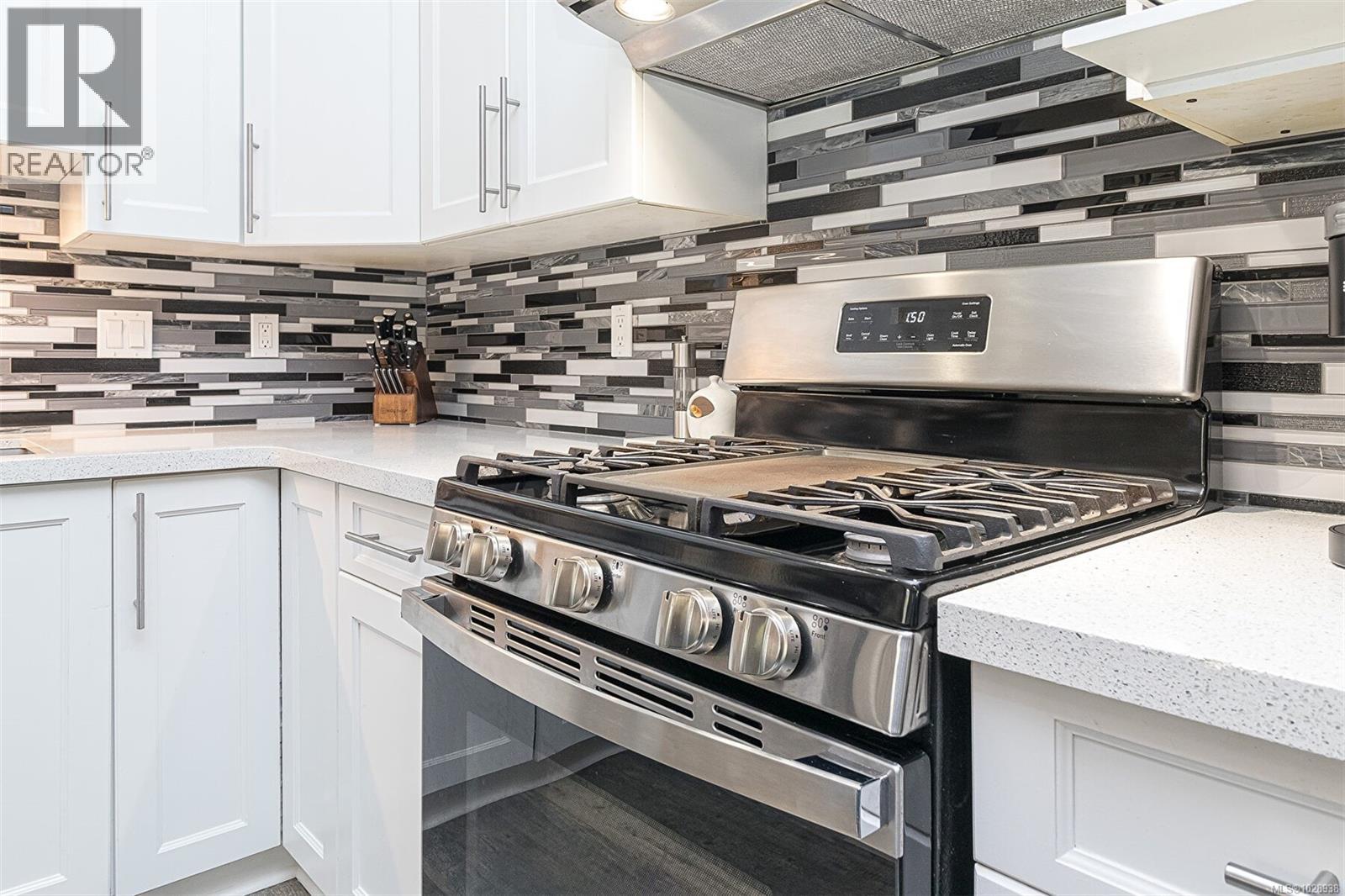 4 15 Helmcken Rd, View Royal