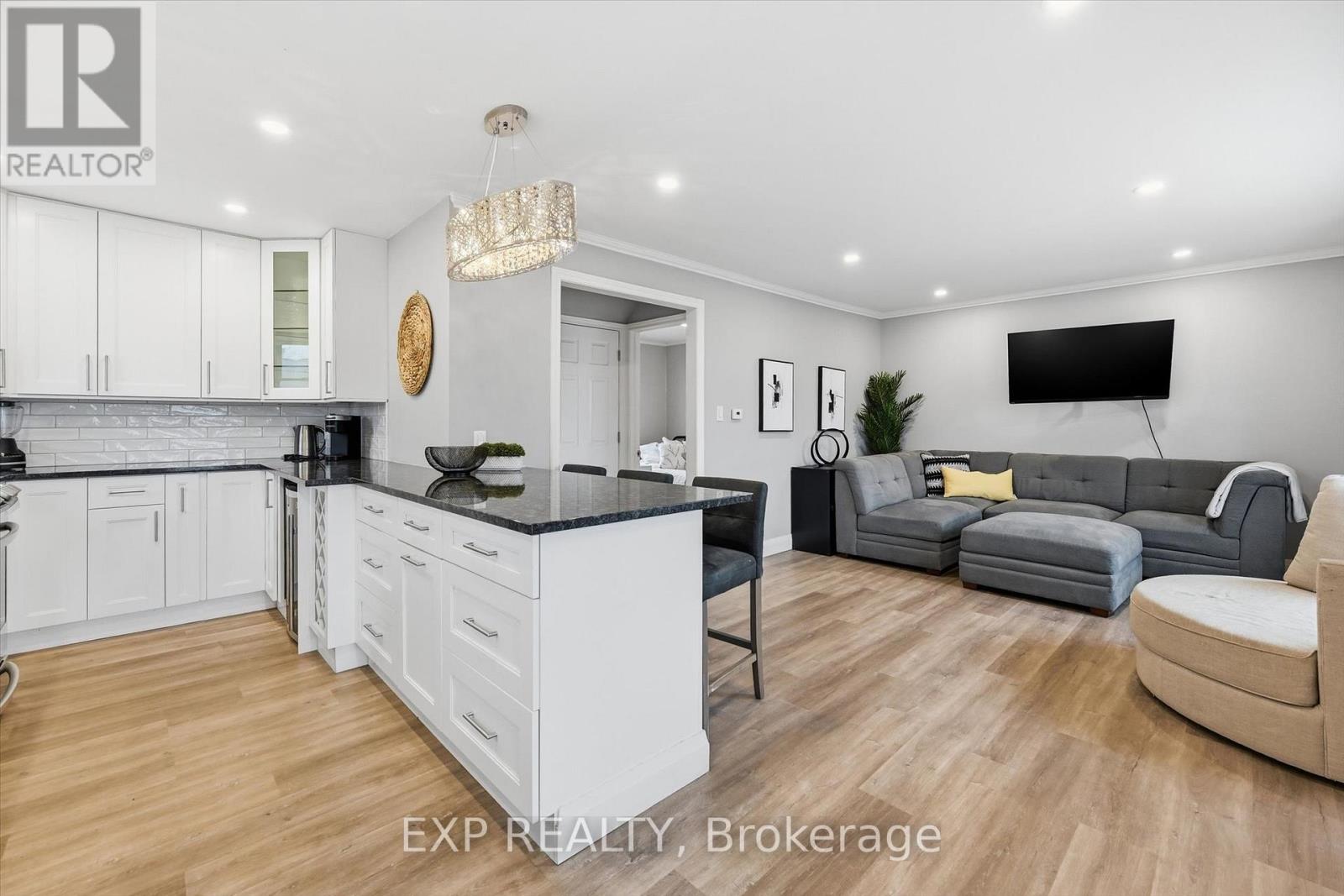 70 WHYTE AVENUE N - 11