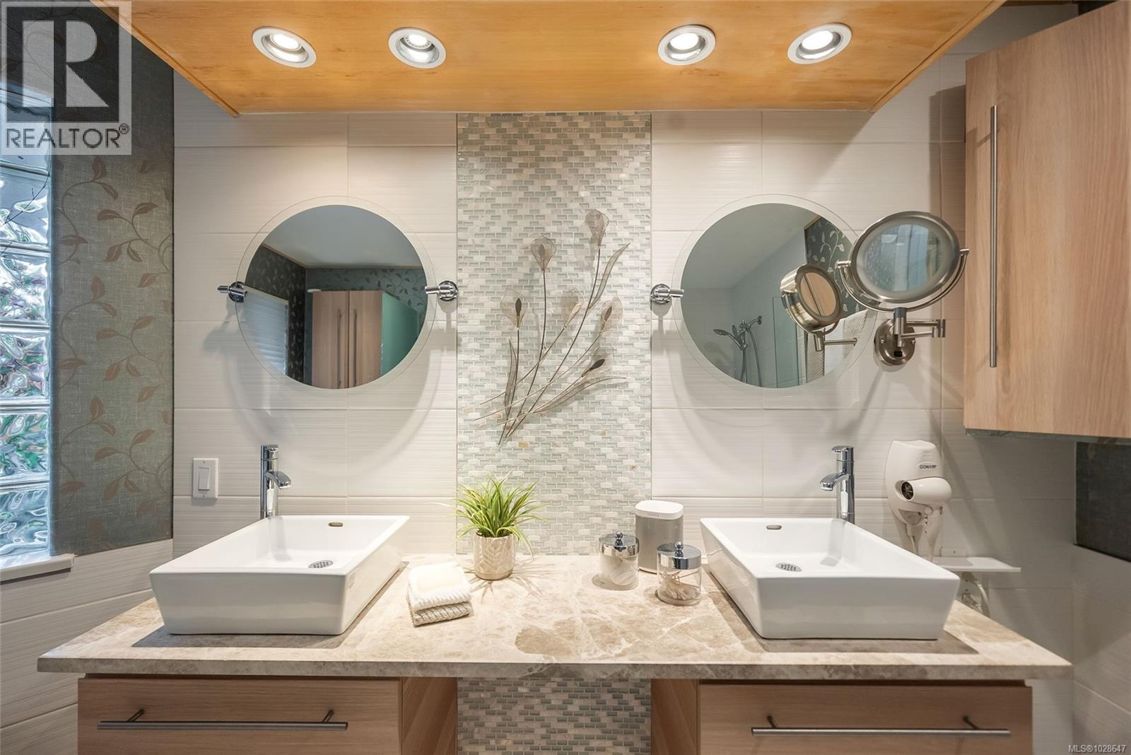 3720 Dolphin Dr, Nanoose Bay