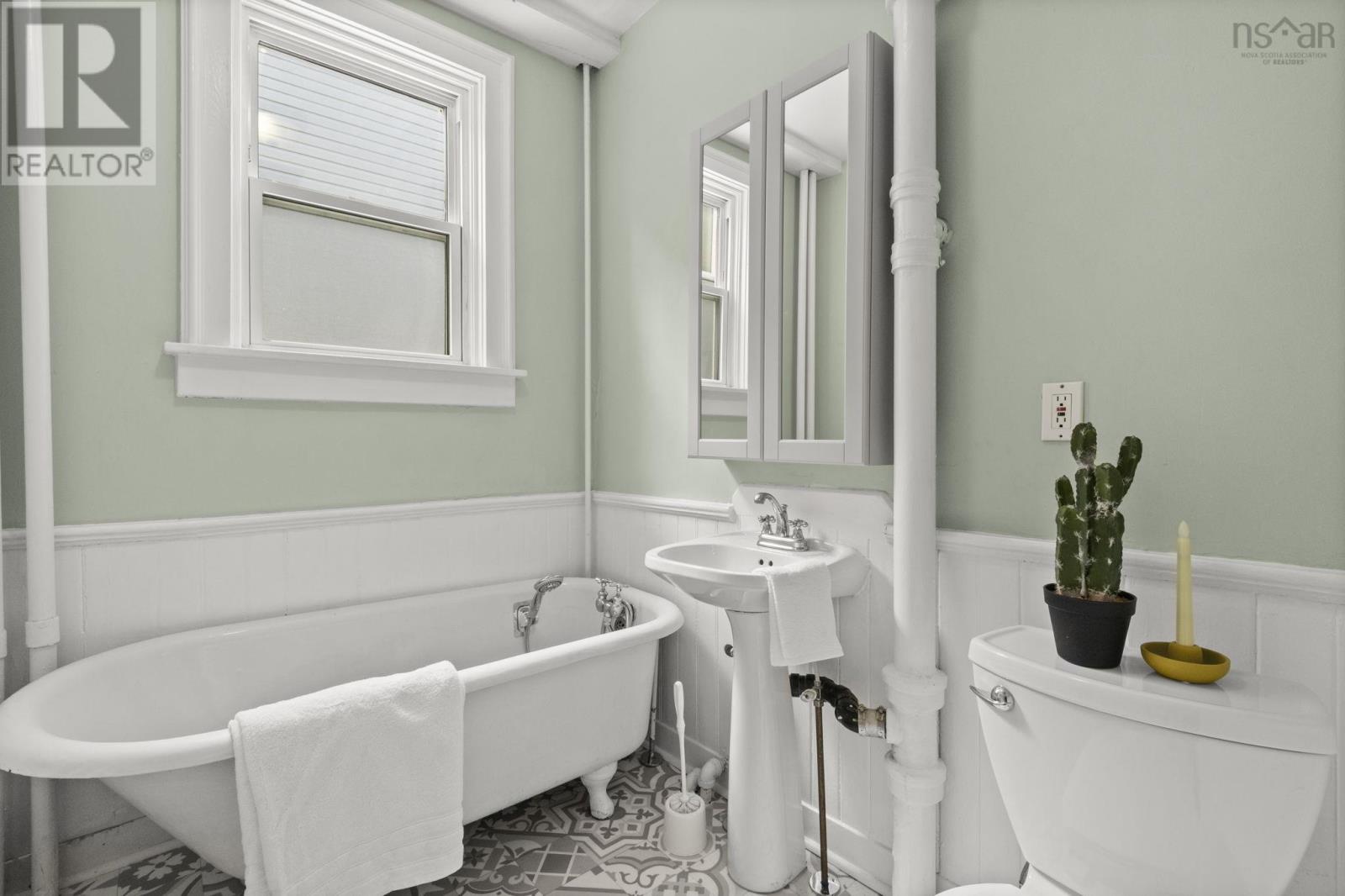 Property 12 of 50 of 1378 Robie Street