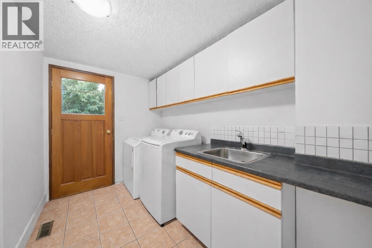 5600 GROUSEWOODS PLACE, North Vancouver