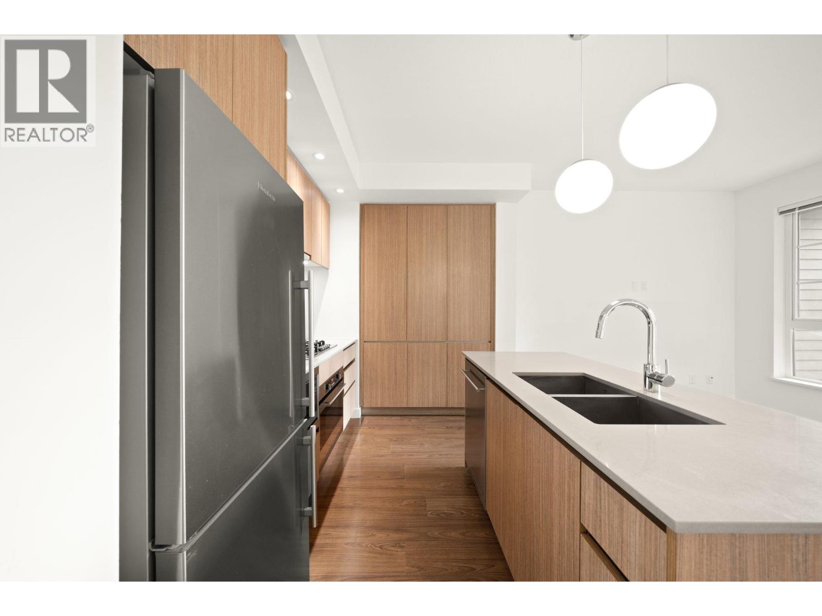 320 516 FOSTER Avenue - photo 2