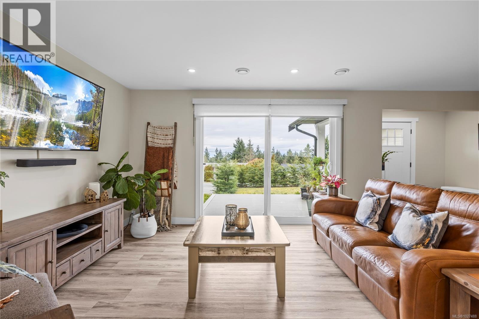 7455 CLARK CRES - 12