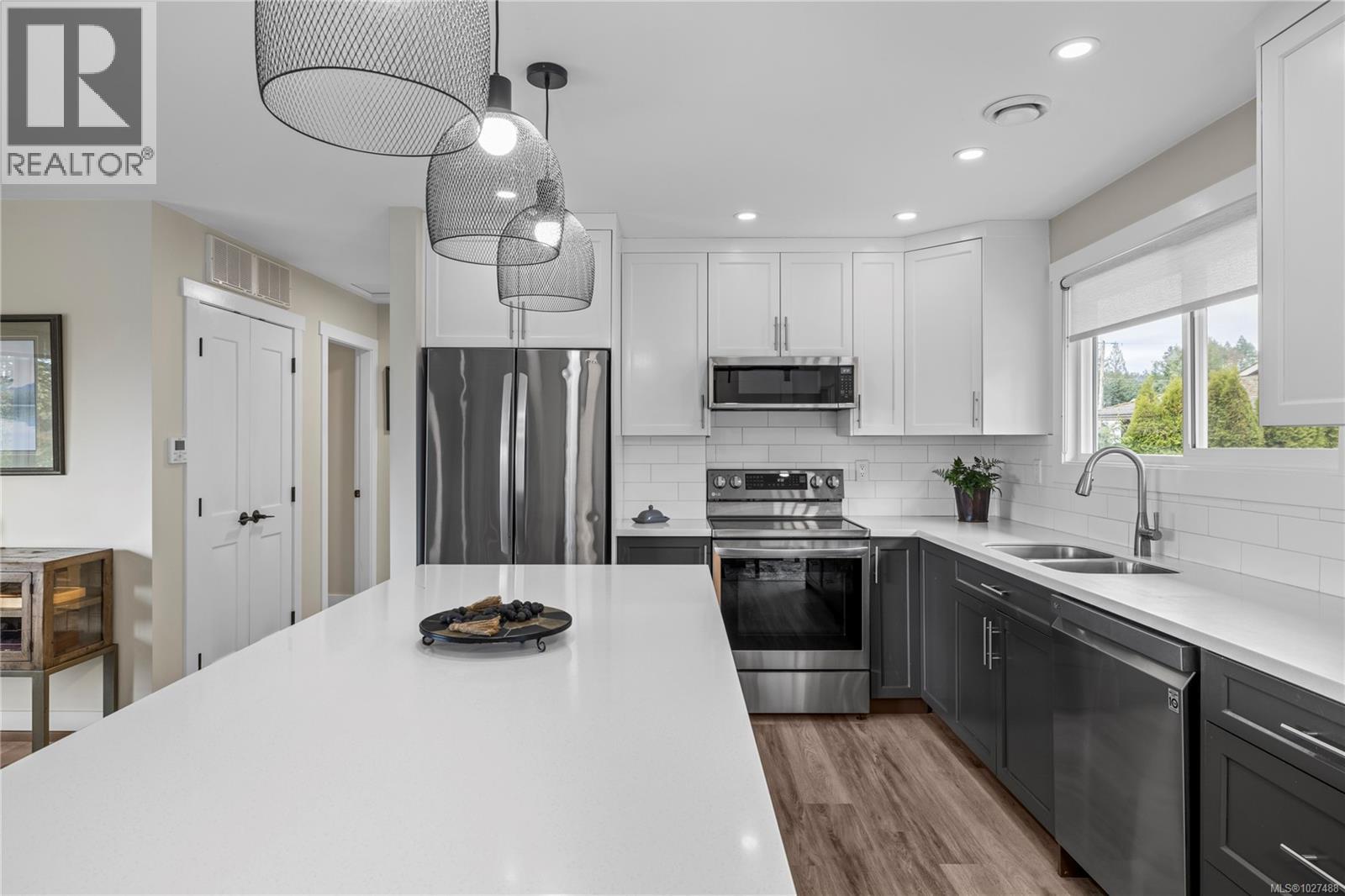 7455 CLARK CRES - 21