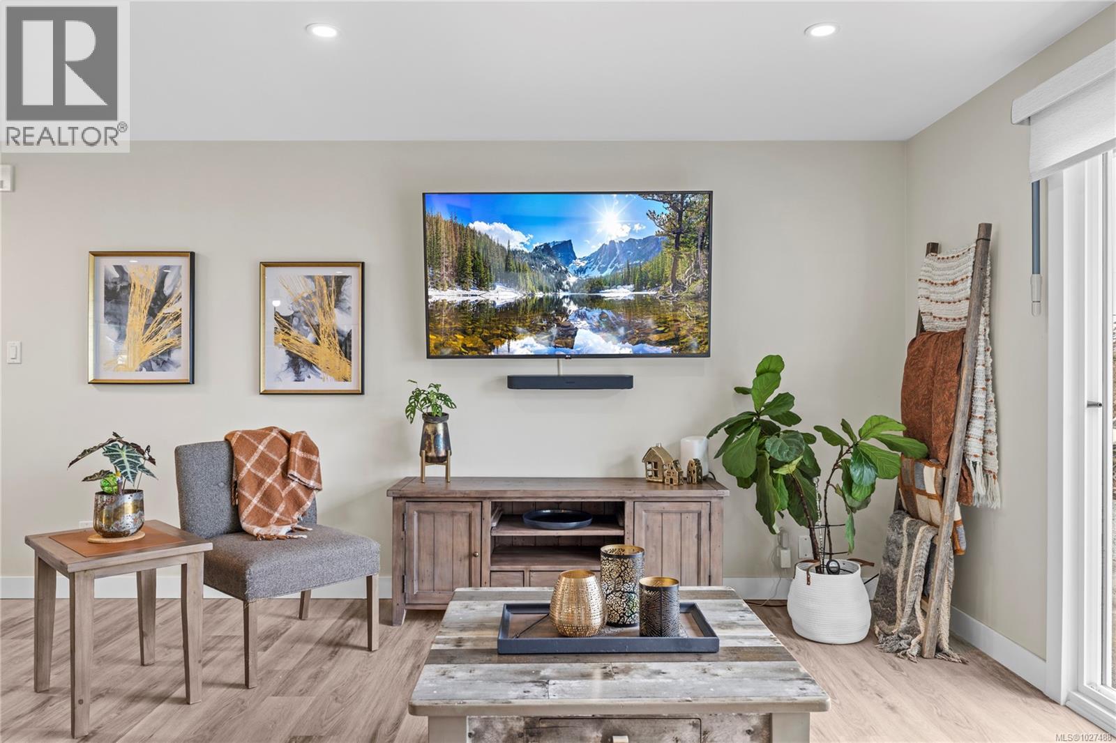 7455 CLARK CRES - 13