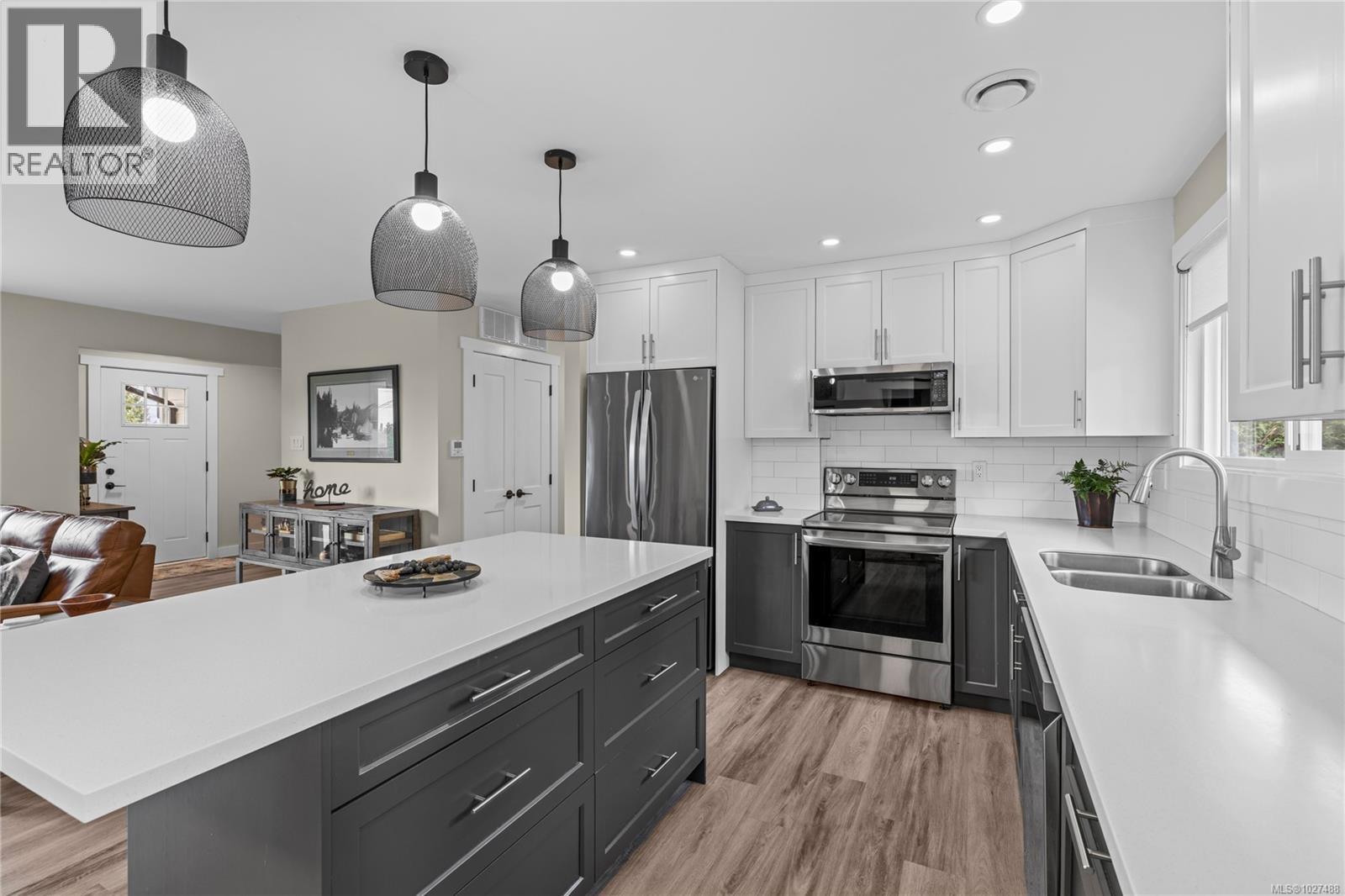 7455 CLARK CRES - 23