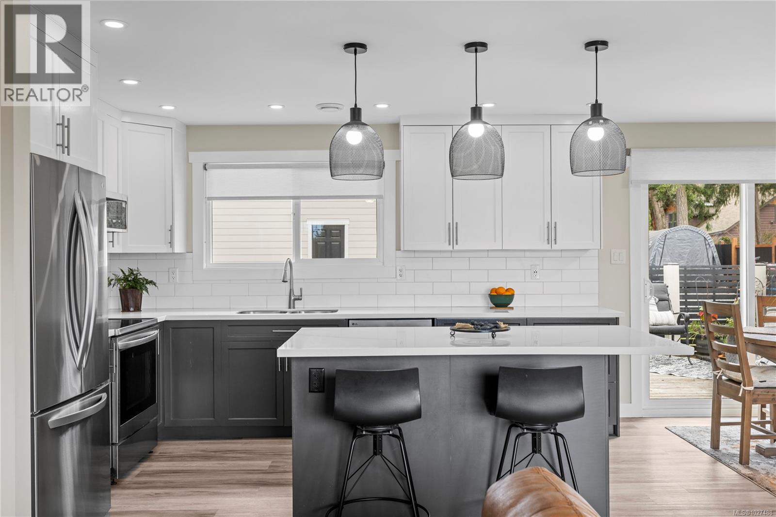 7455 CLARK CRES - 20