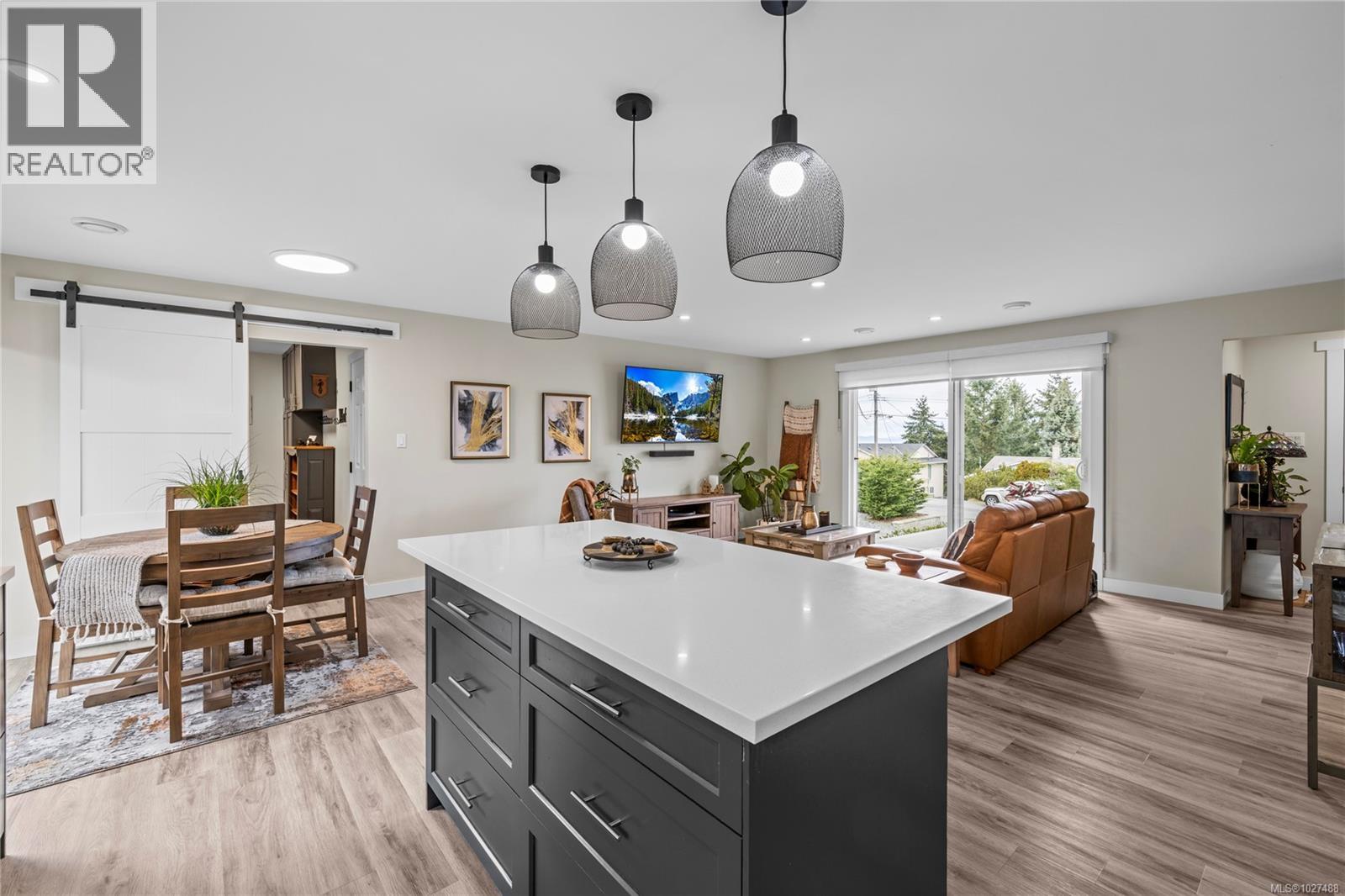 7455 CLARK CRES - 17