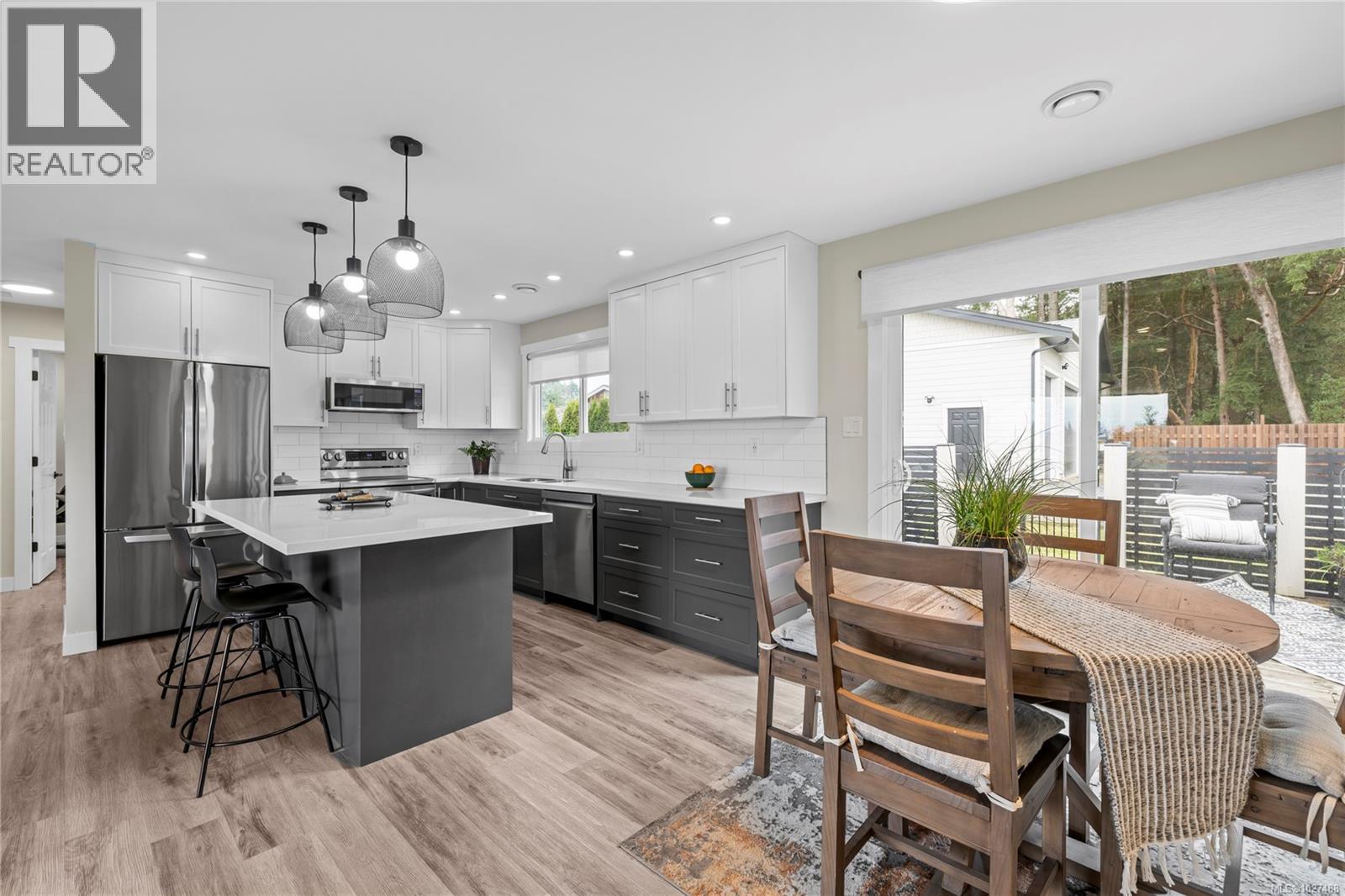 7455 CLARK CRES - 19