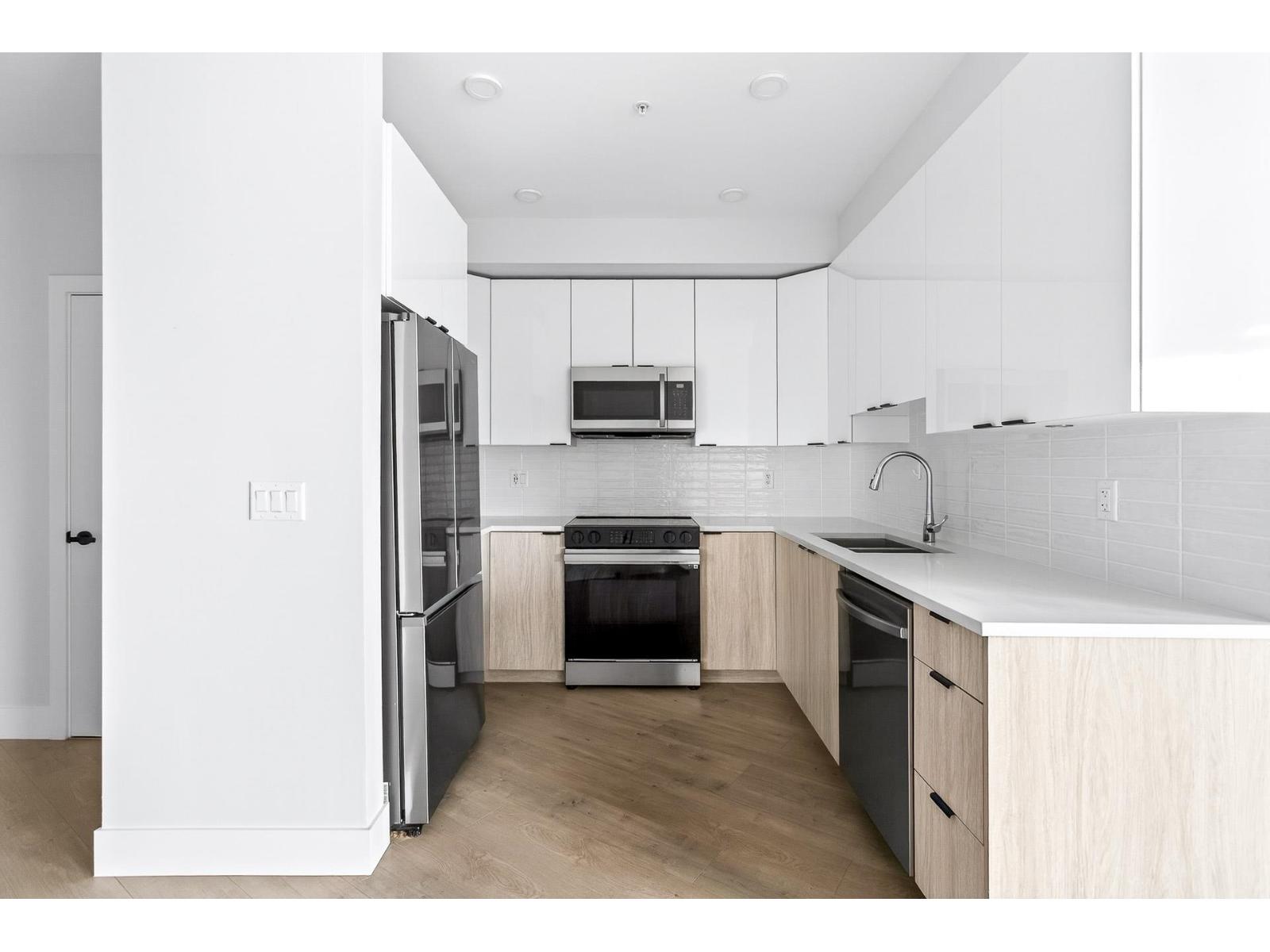 214 20061 FRASER HIGHWAY, Langley