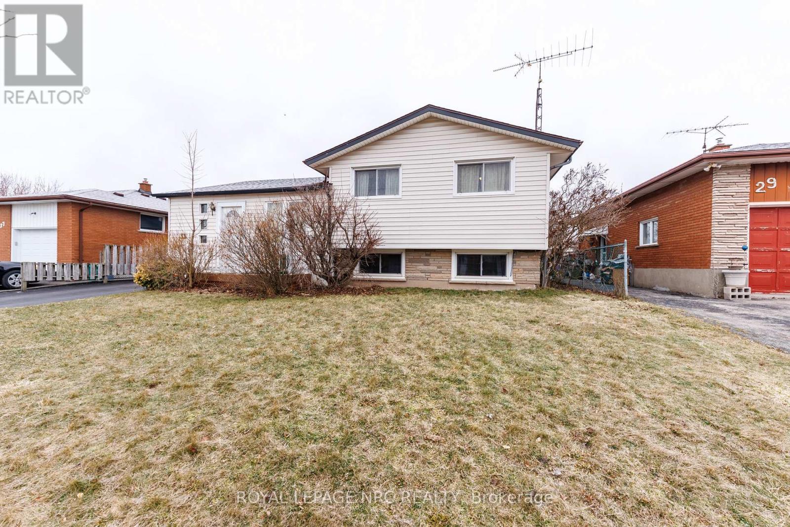 33 STRATHMORE CRESCENT - 1