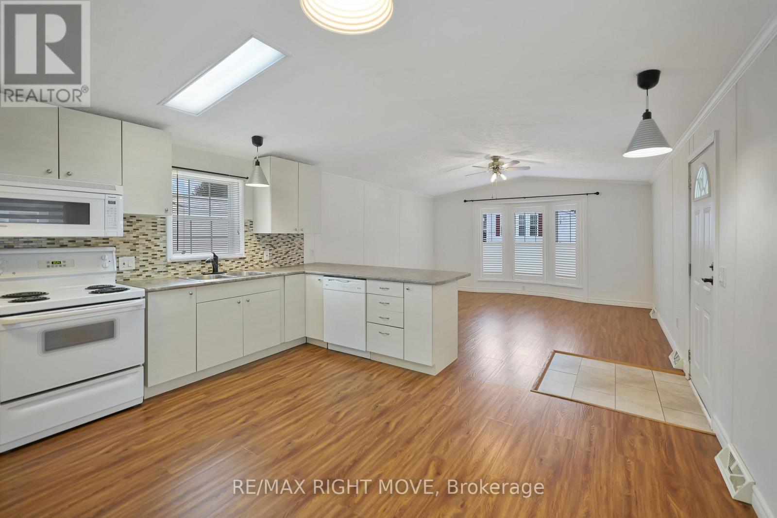 4041 ASH CRESCENT - 3