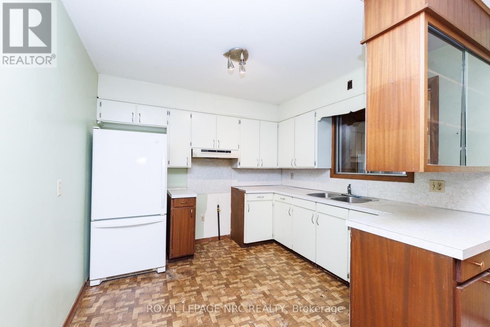 33 STRATHMORE CRESCENT - 13