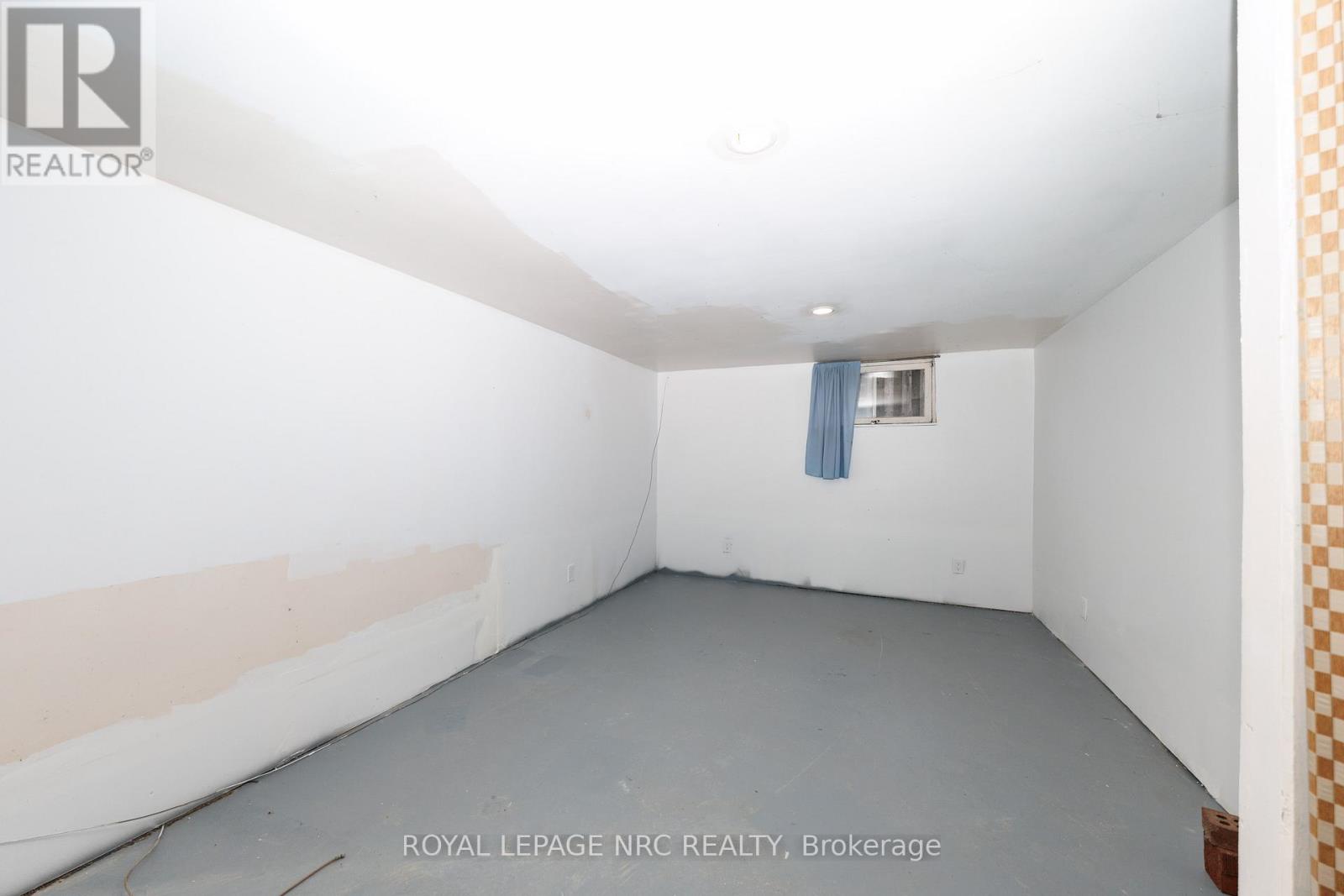33 STRATHMORE CRESCENT — photo 38