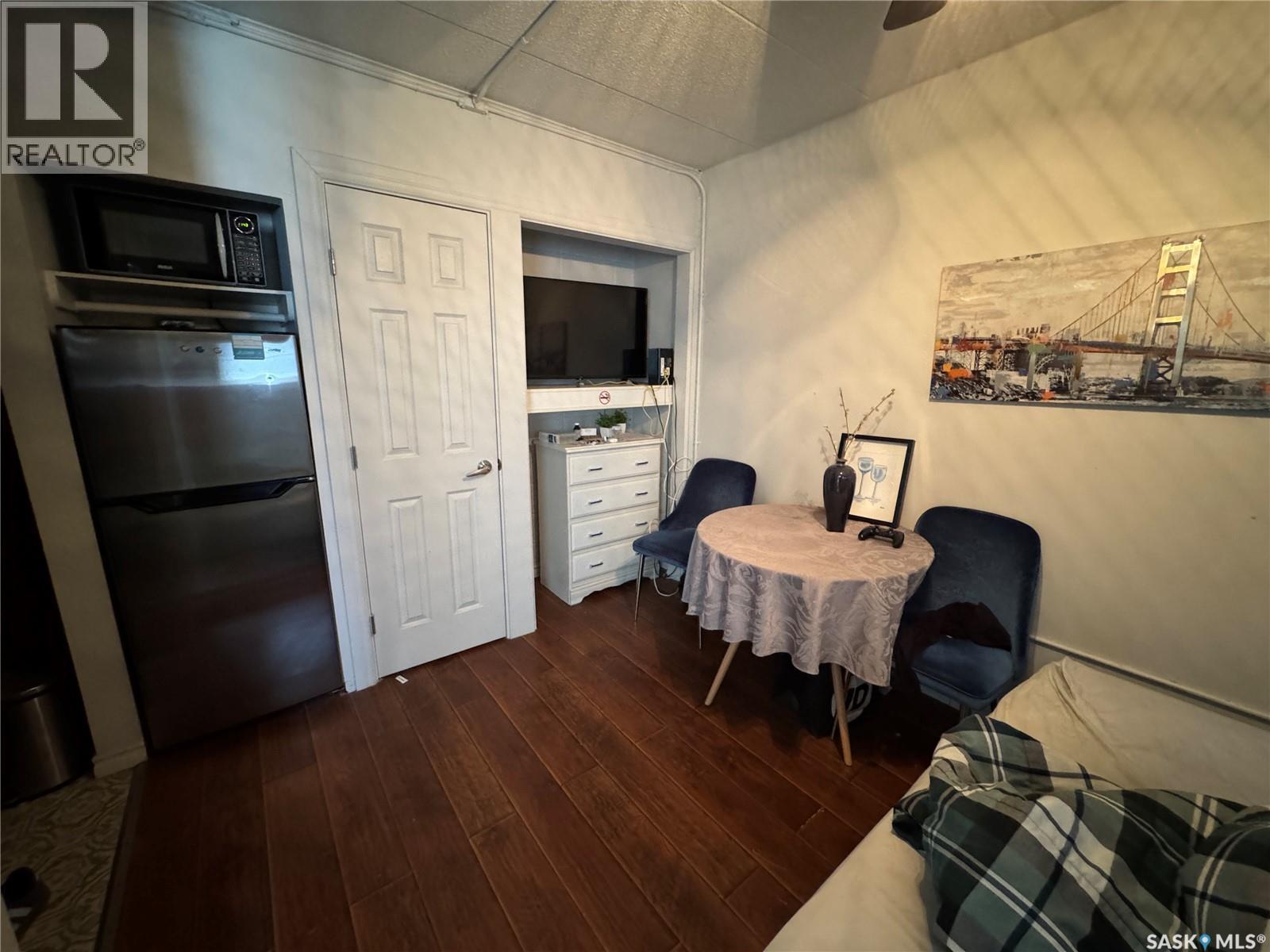 #2A 2125 LORNE STREET - Image 3