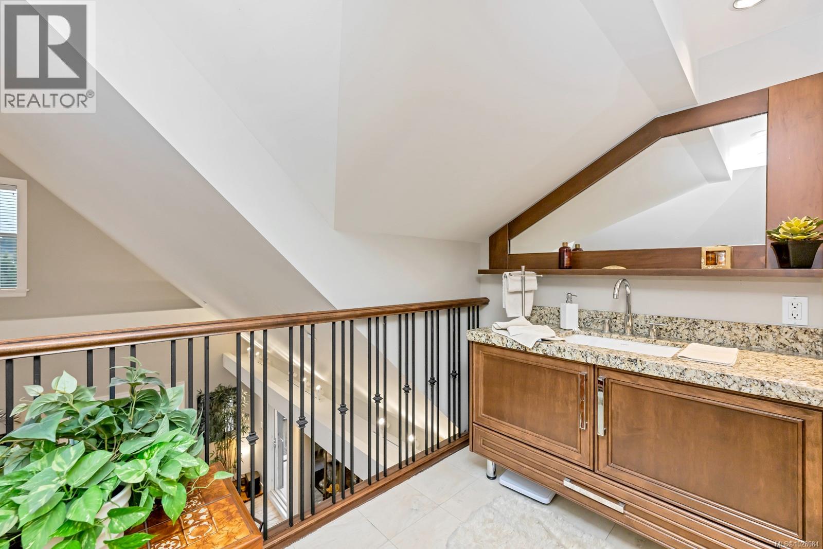 #802 1400 Lynburne Pl - 32