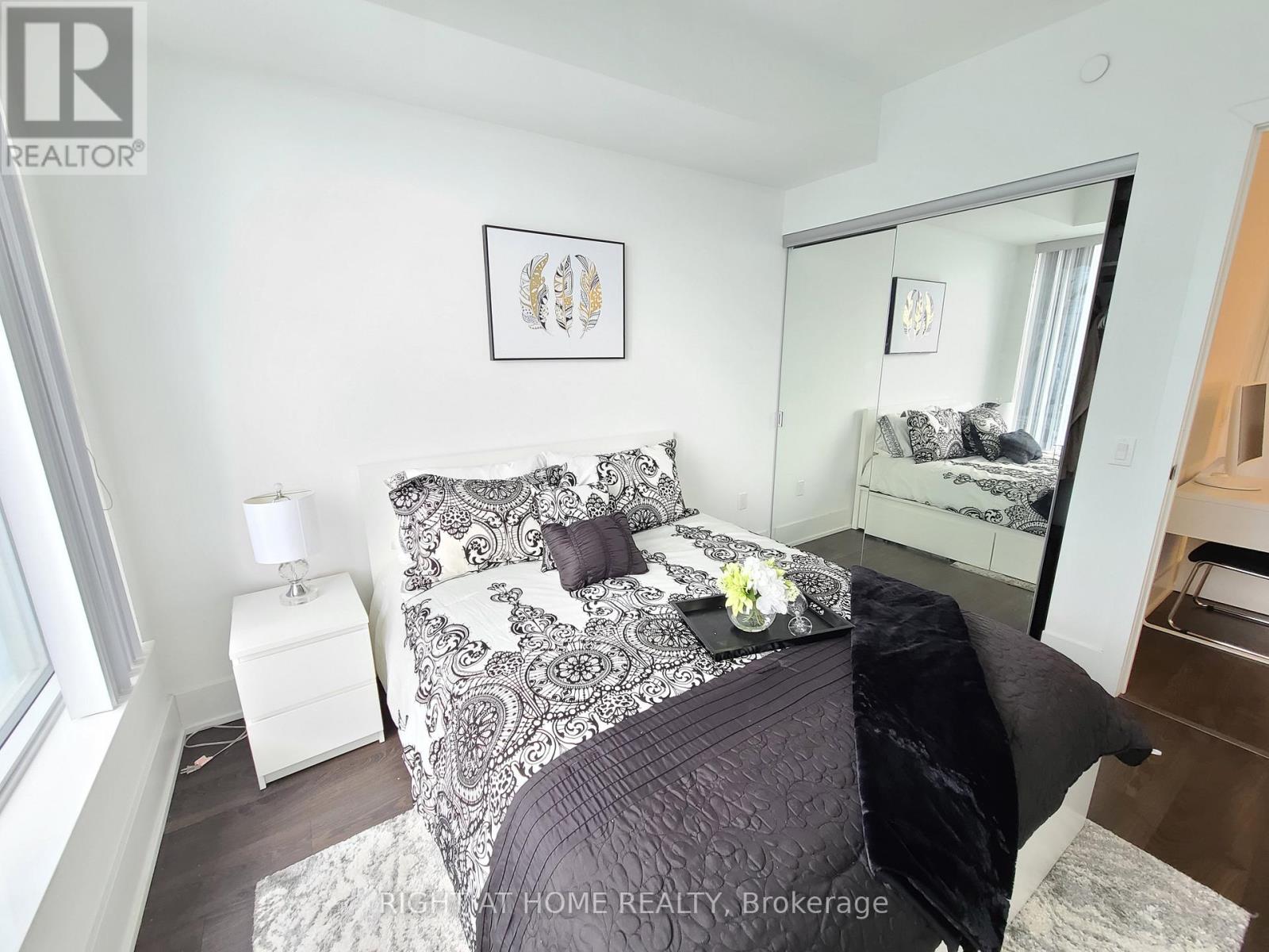 #3712 10 YORK STREET - 32