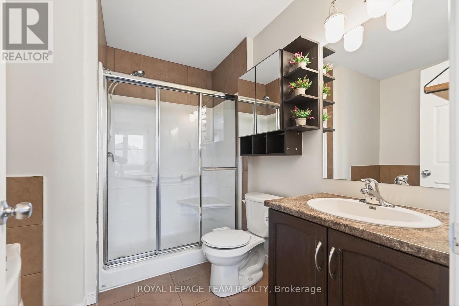 Ensuite has 4 ft shower with bench and socker tub