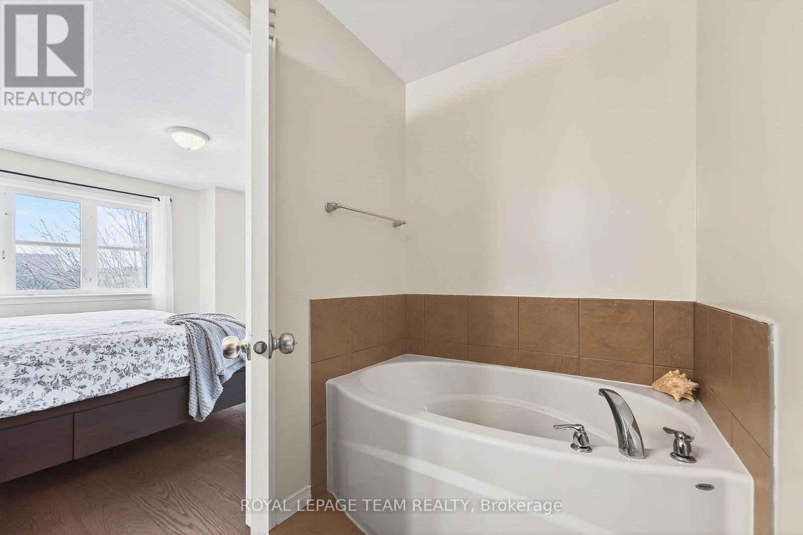 Large soaker tub in ensuite