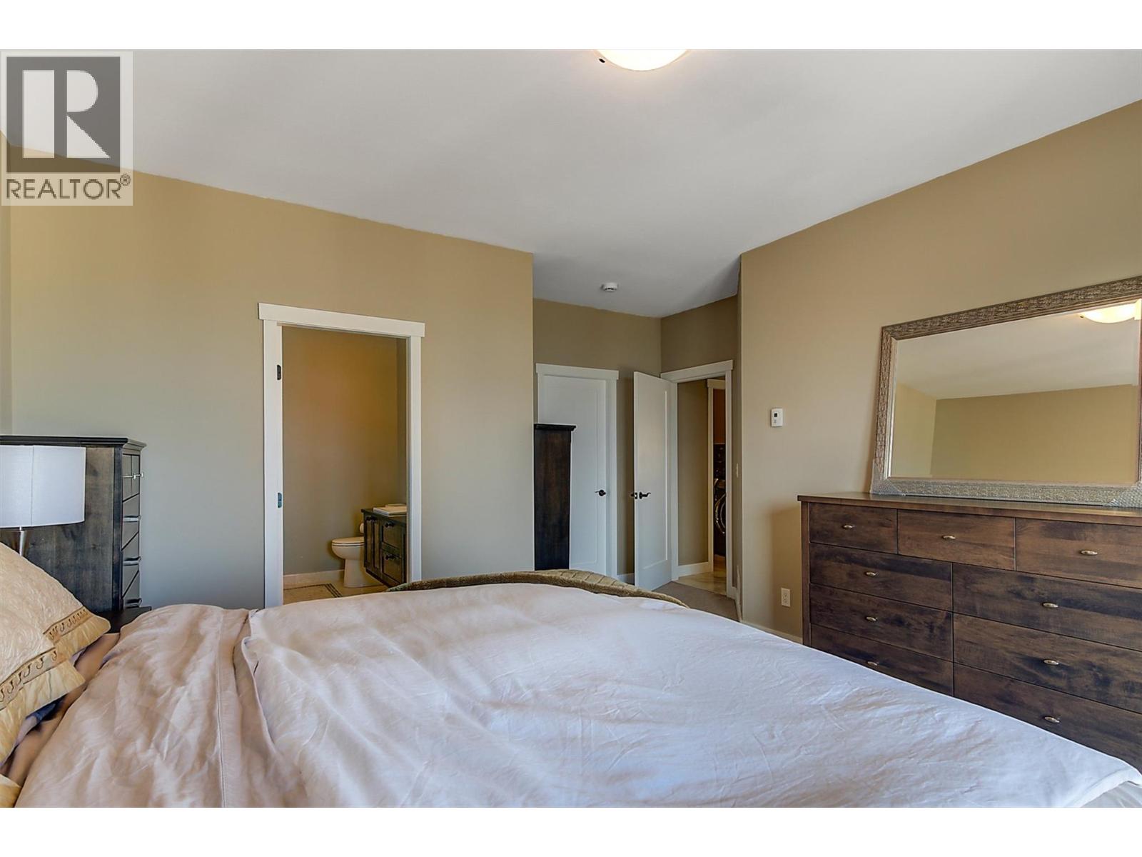 6172 Seymoure Avenue, Peachland