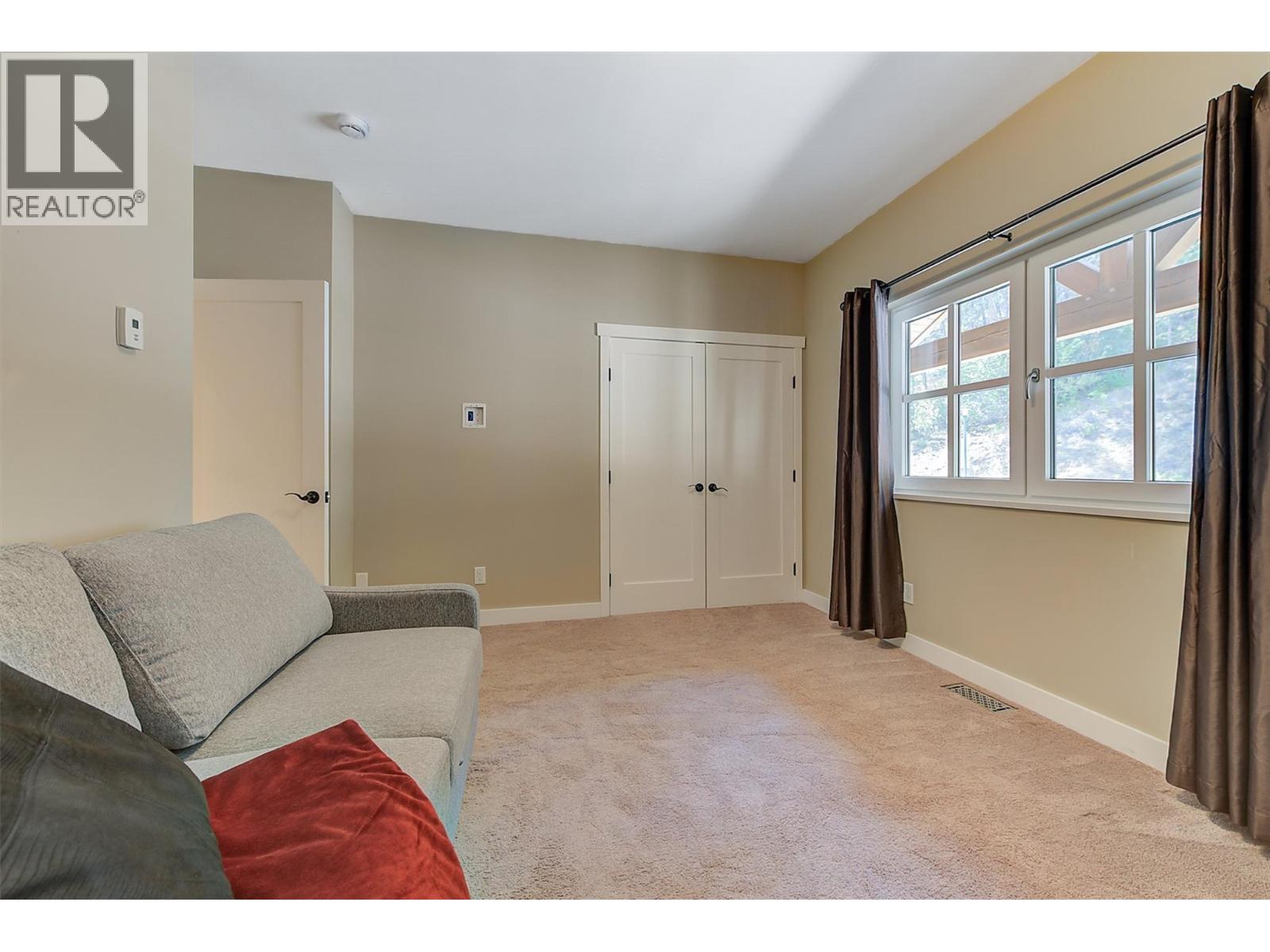 6172 Seymoure Avenue, Peachland