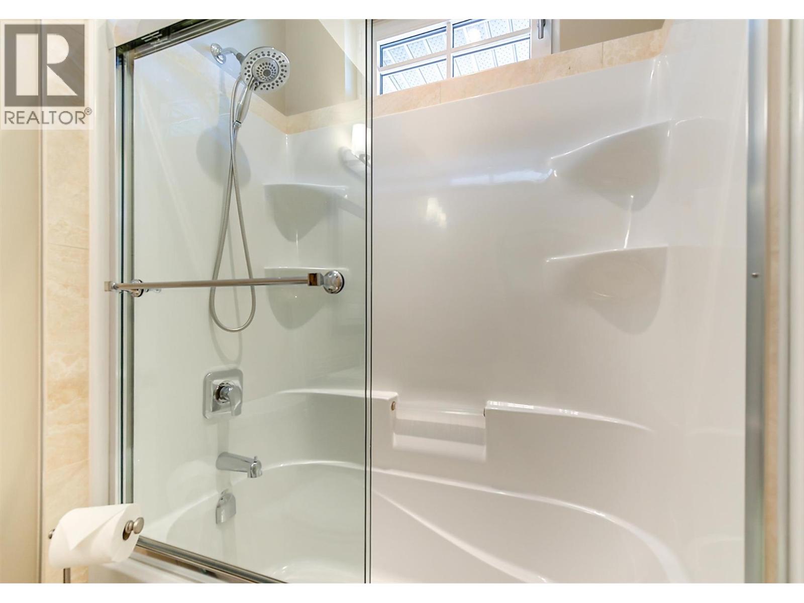 6172 Seymoure Avenue, Peachland