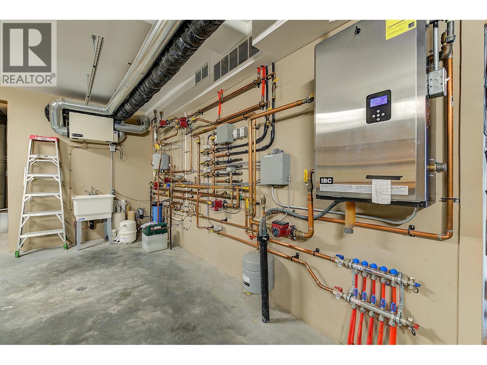 6172 Seymoure Avenue, Peachland