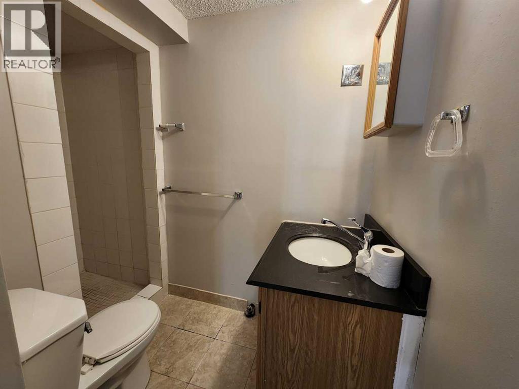 Single Family House Bi-level for Sale in  Bermondsey Court NW Beddington Heights Calgary 