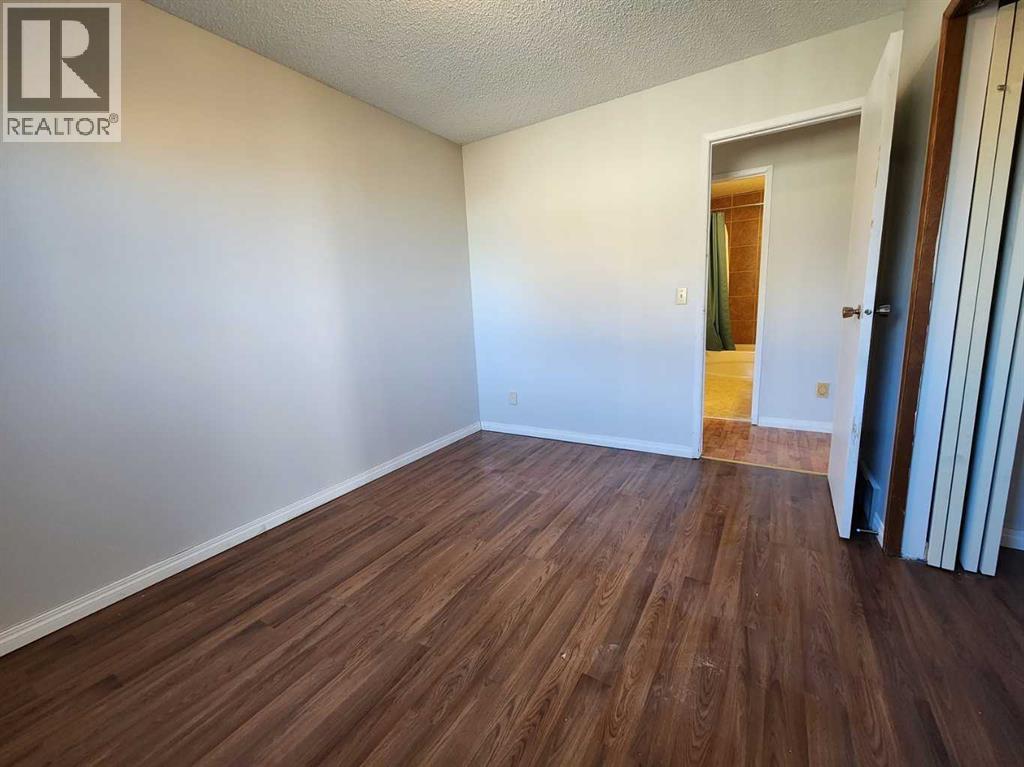 Single Family House Bi-level for Sale in  Bermondsey Court NW Beddington Heights Calgary 