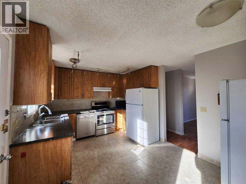 Single Family House Bi-level for Sale in  Bermondsey Court NW Beddington Heights Calgary 