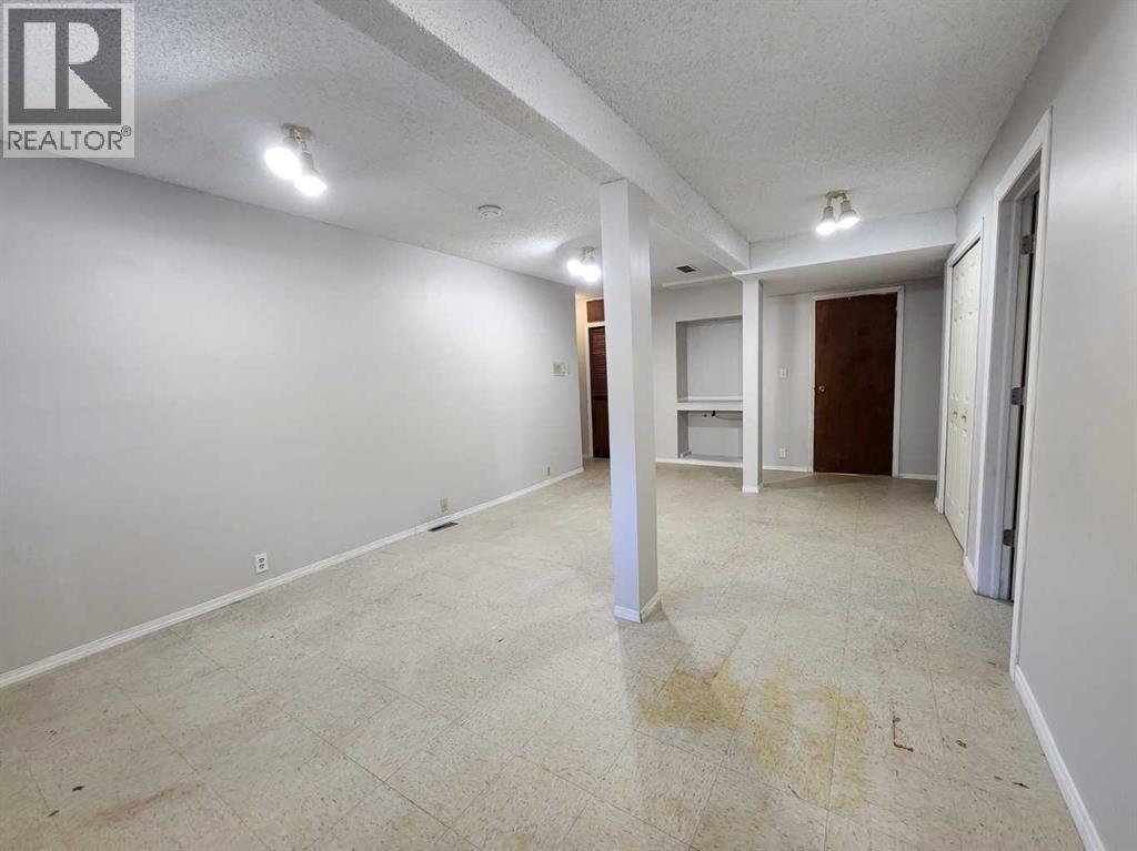 Single Family House Bi-level for Sale in  Bermondsey Court NW Beddington Heights Calgary 