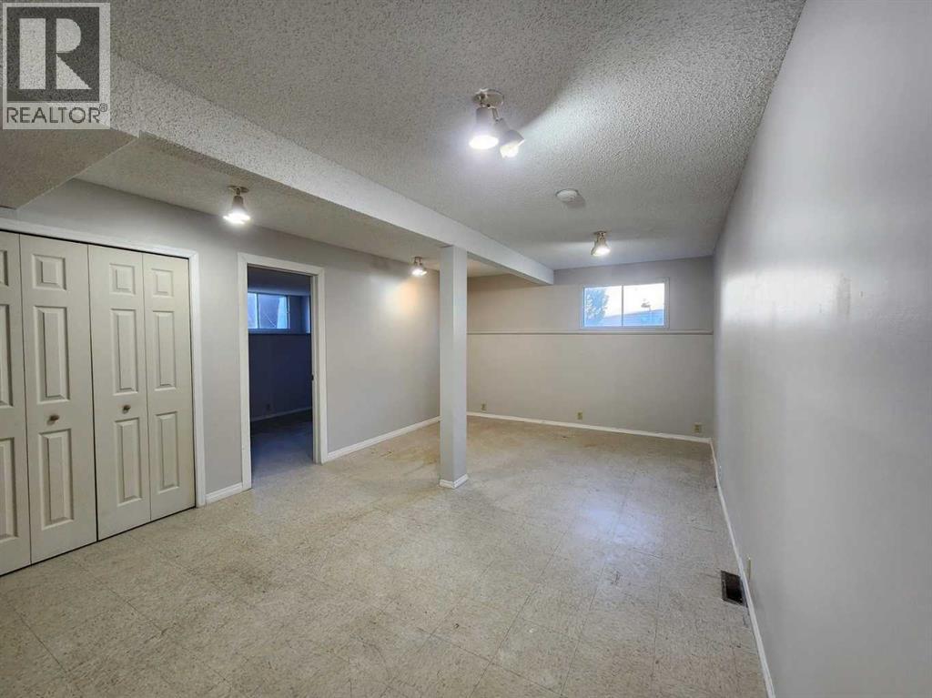 Single Family House Bi-level for Sale in  Bermondsey Court NW Beddington Heights Calgary 