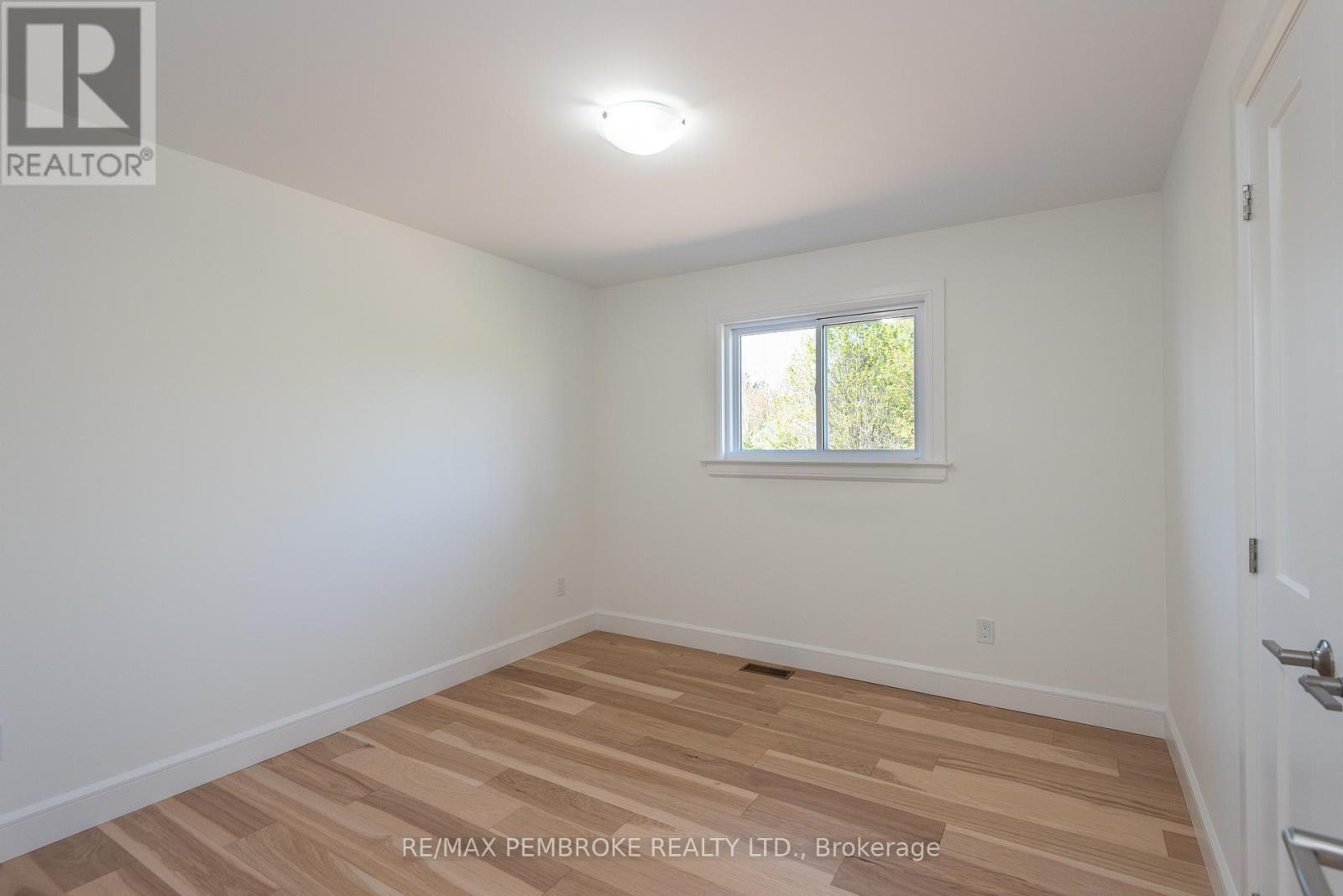 9 JADE AVENUE, Petawawa, Ontario