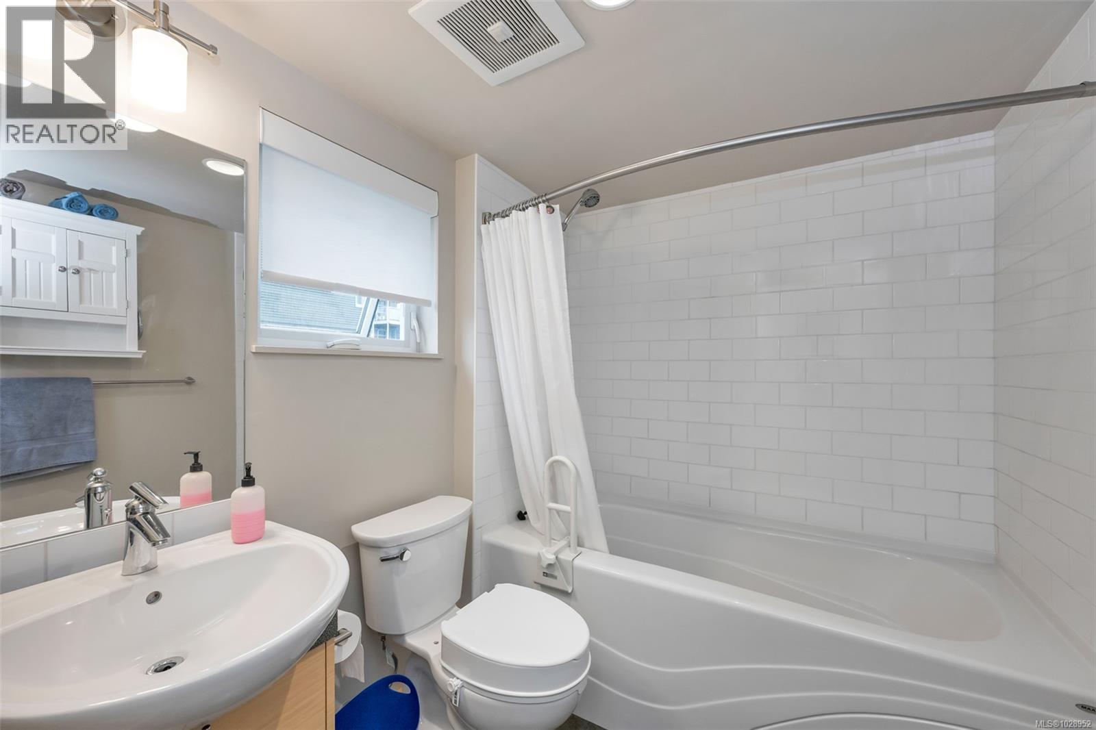 204 787 Tyee Rd, Victoria