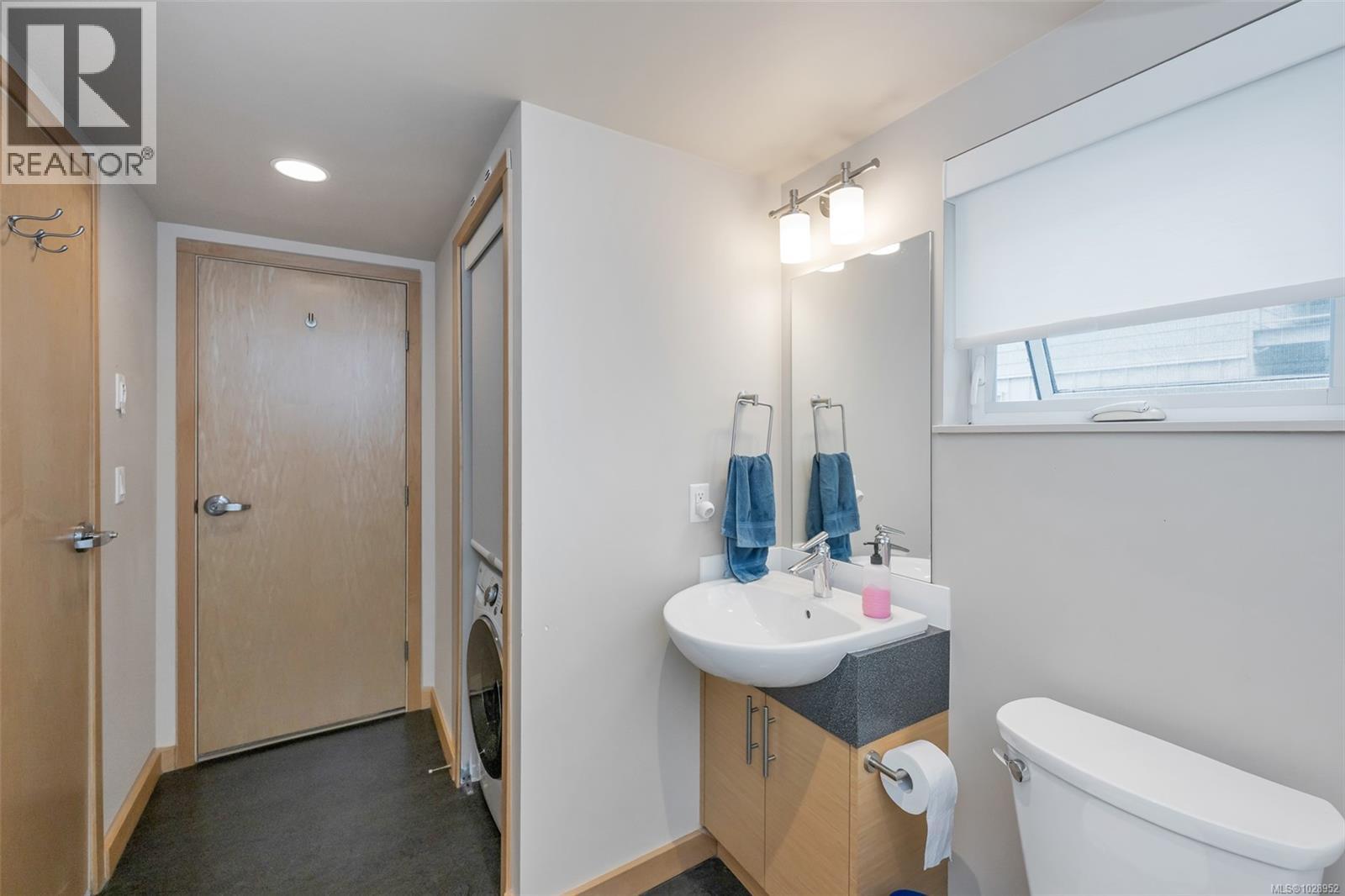 204 787 Tyee Rd, Victoria